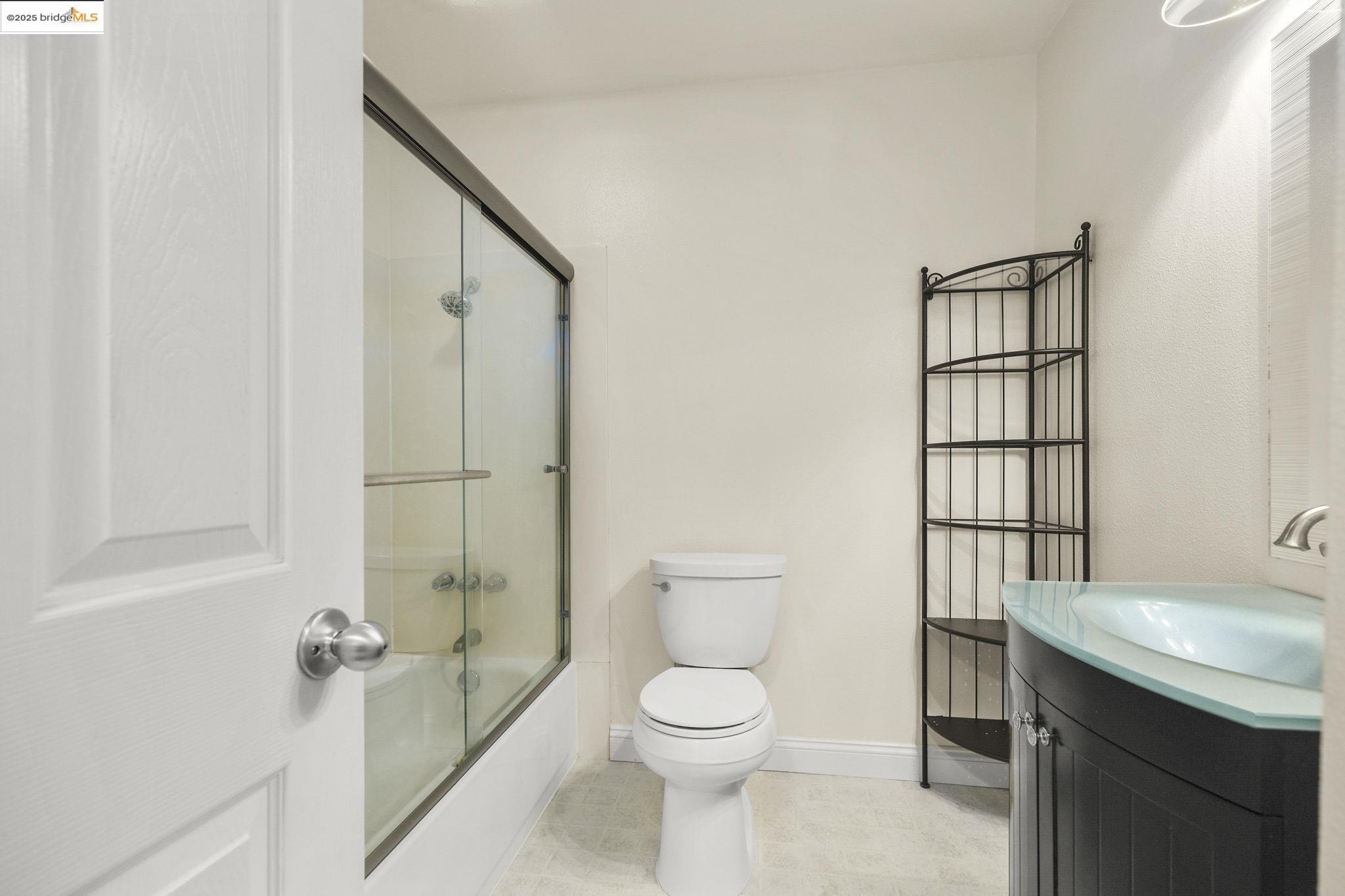 Detail Gallery Image 21 of 28 For 2141 Northwood Cir #B,  Concord,  CA 94520 - 2 Beds | 2/1 Baths