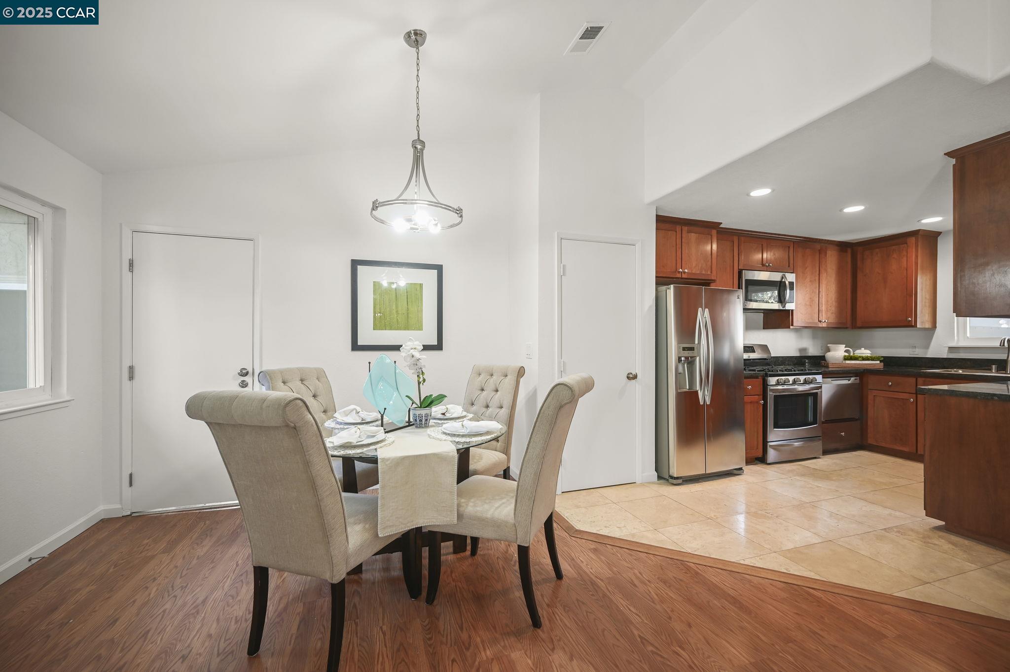 Detail Gallery Image 5 of 27 For 20 Clark Creek Cir, Clayton,  CA 94517 - 3 Beds | 2 Baths