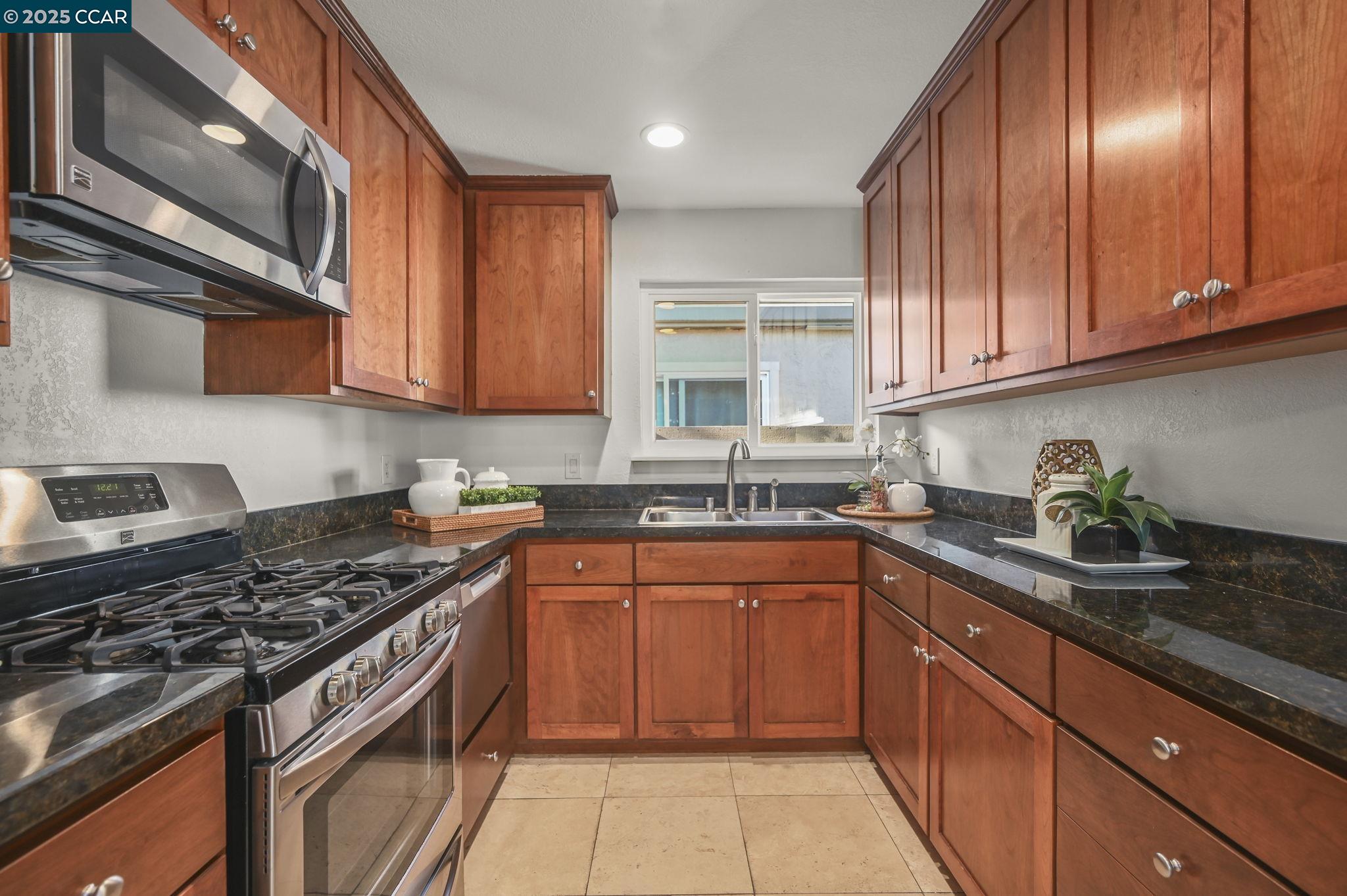 Detail Gallery Image 6 of 27 For 20 Clark Creek Cir, Clayton,  CA 94517 - 3 Beds | 2 Baths