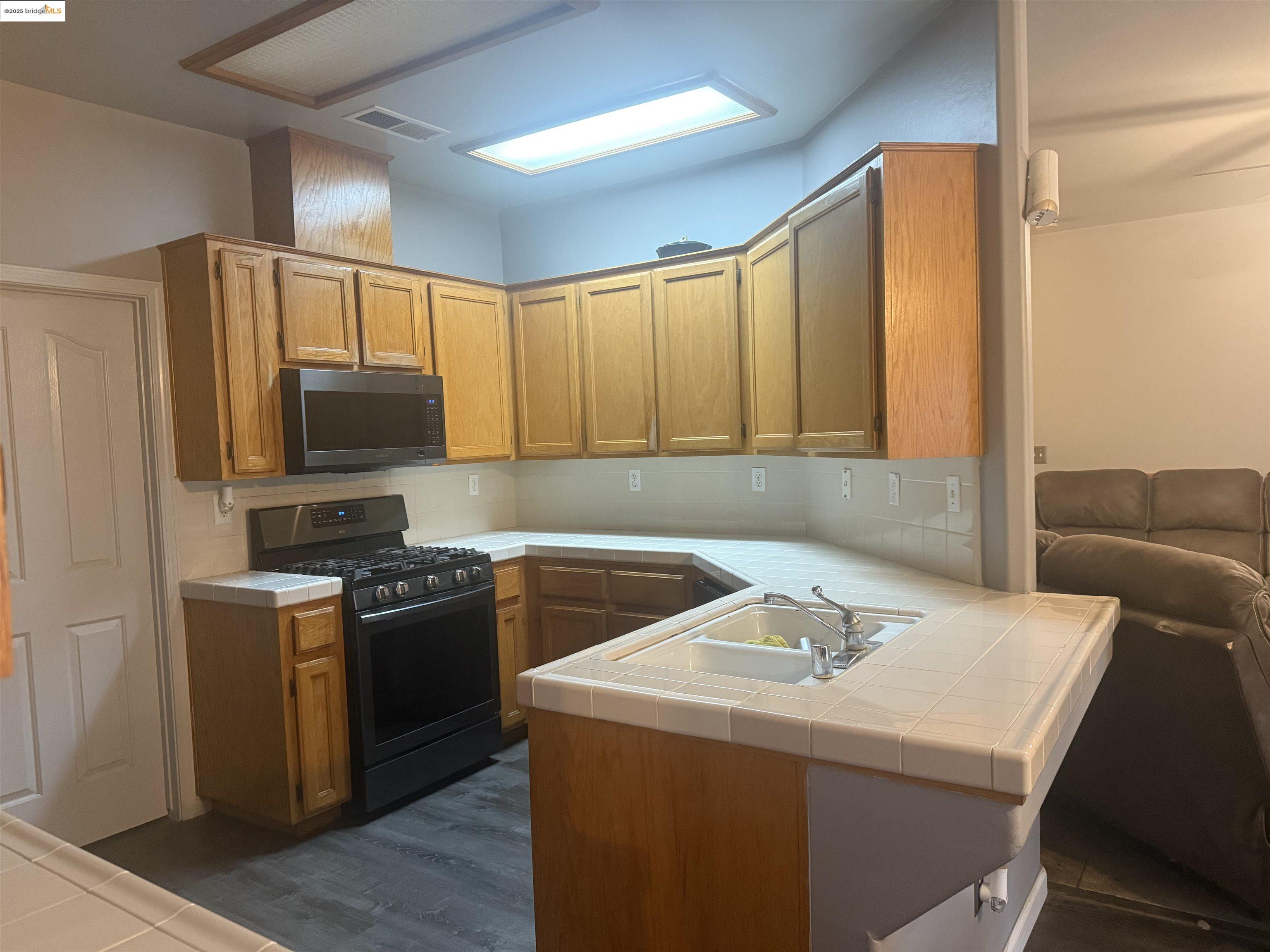 Detail Gallery Image 3 of 11 For 628 Norboe, Corcoran,  CA 93212 - 4 Beds | 2 Baths