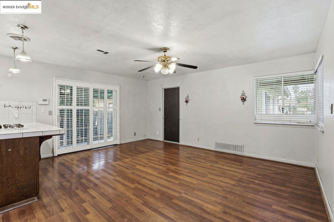 Detail Gallery Image 12 of 36 For 3239 W Creek, Stockton,  CA 95209 - 3 Beds | 2 Baths