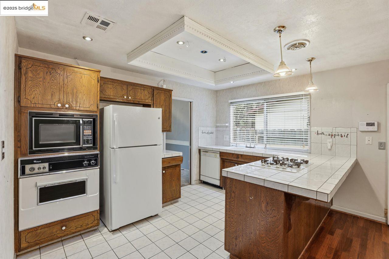 Detail Gallery Image 13 of 36 For 3239 W Creek, Stockton,  CA 95209 - 3 Beds | 2 Baths