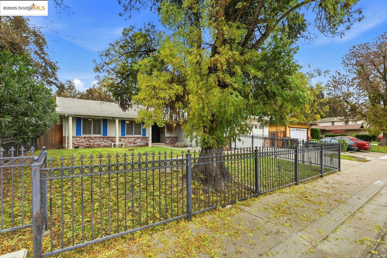 Detail Gallery Image 4 of 36 For 3239 W Creek, Stockton,  CA 95209 - 3 Beds | 2 Baths