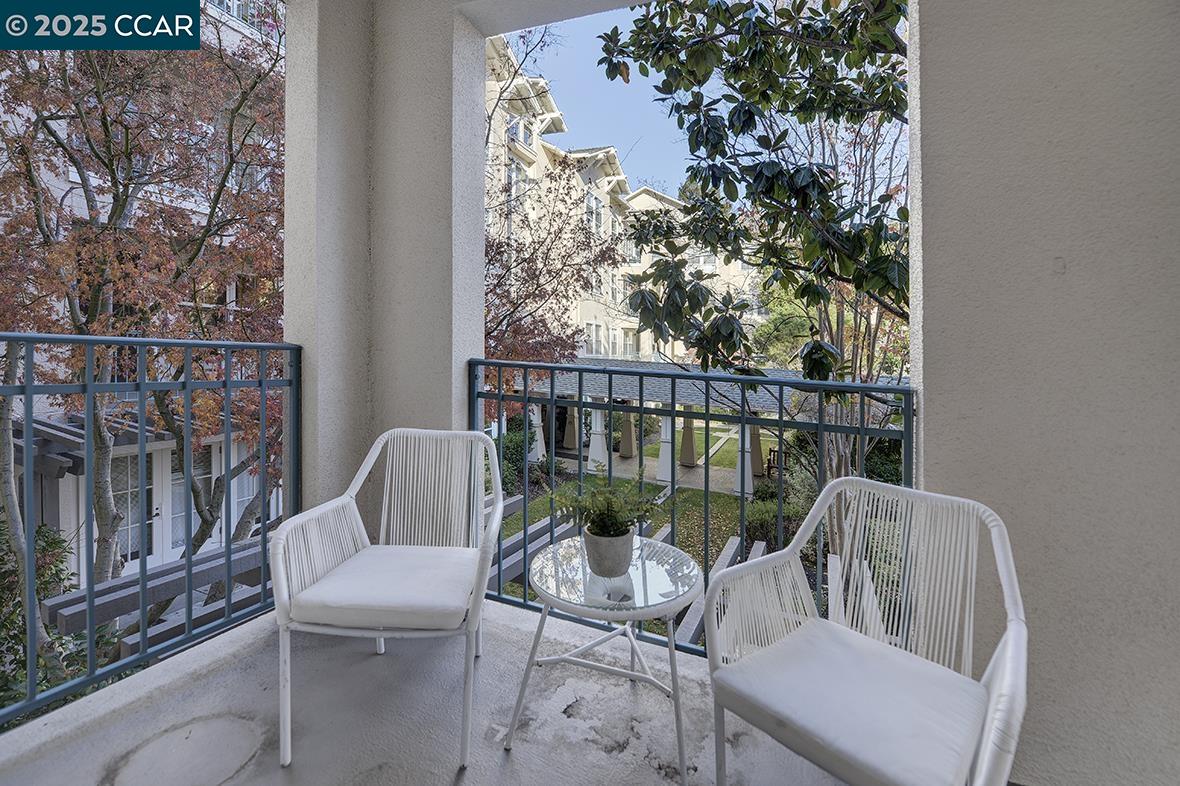 Detail Gallery Image 3 of 45 For 1860 Tice Creek Dr #1239,  Walnut Creek,  CA 94595 - 2 Beds | 2 Baths