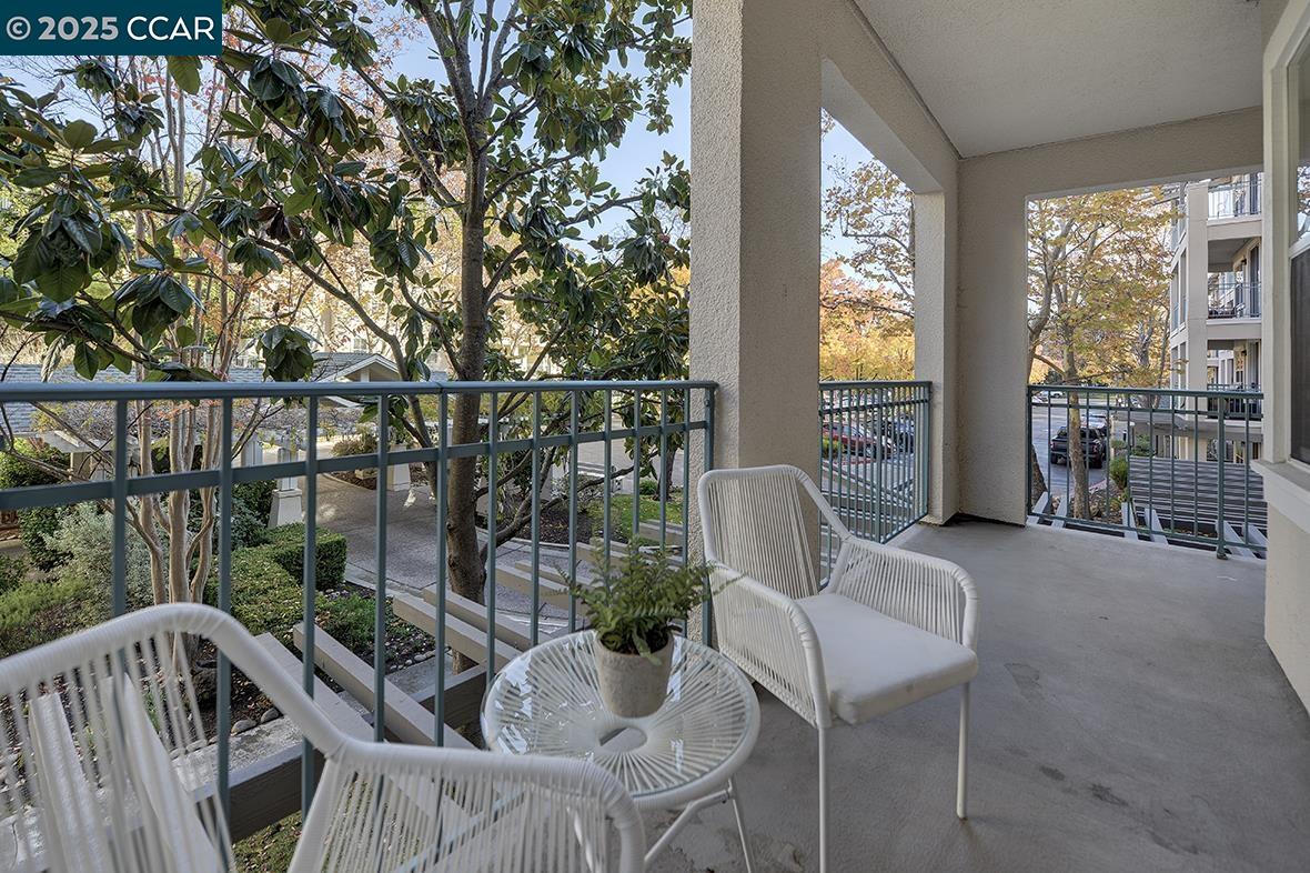 Detail Gallery Image 4 of 45 For 1860 Tice Creek Dr #1239,  Walnut Creek,  CA 94595 - 2 Beds | 2 Baths