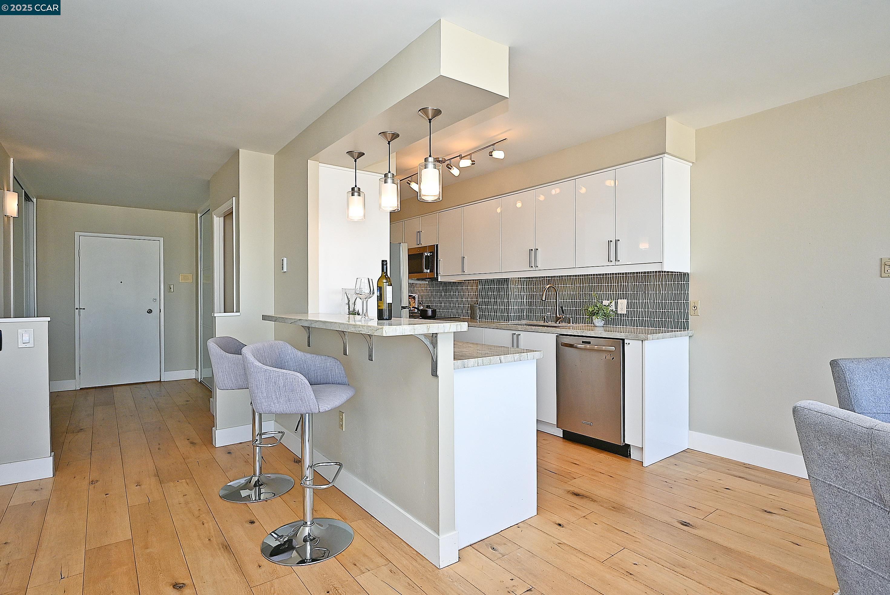 Detail Gallery Image 19 of 38 For 1555 Lakeside Drive #184,  Oakland,  CA 94612 - 2 Beds | 2 Baths