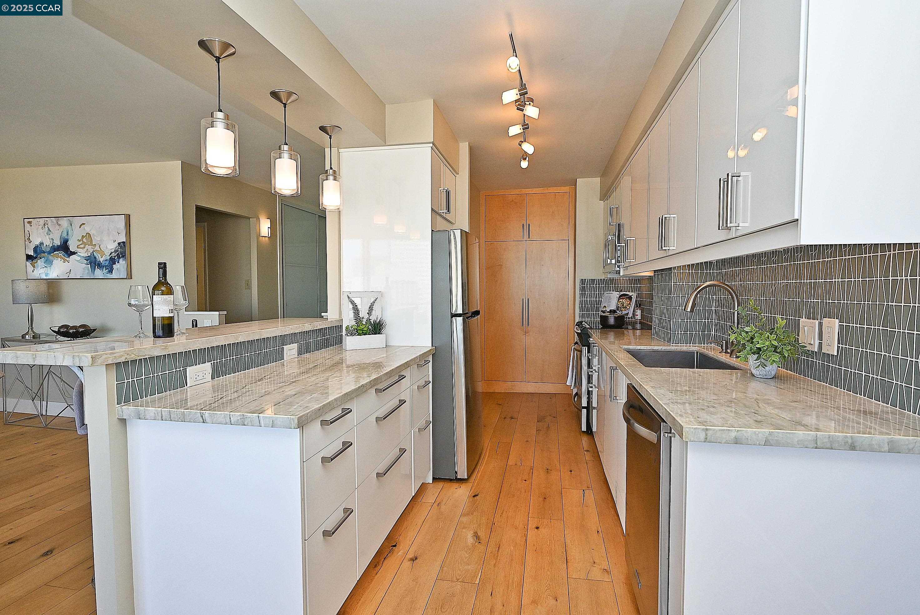 Detail Gallery Image 21 of 38 For 1555 Lakeside Drive #184,  Oakland,  CA 94612 - 2 Beds | 2 Baths