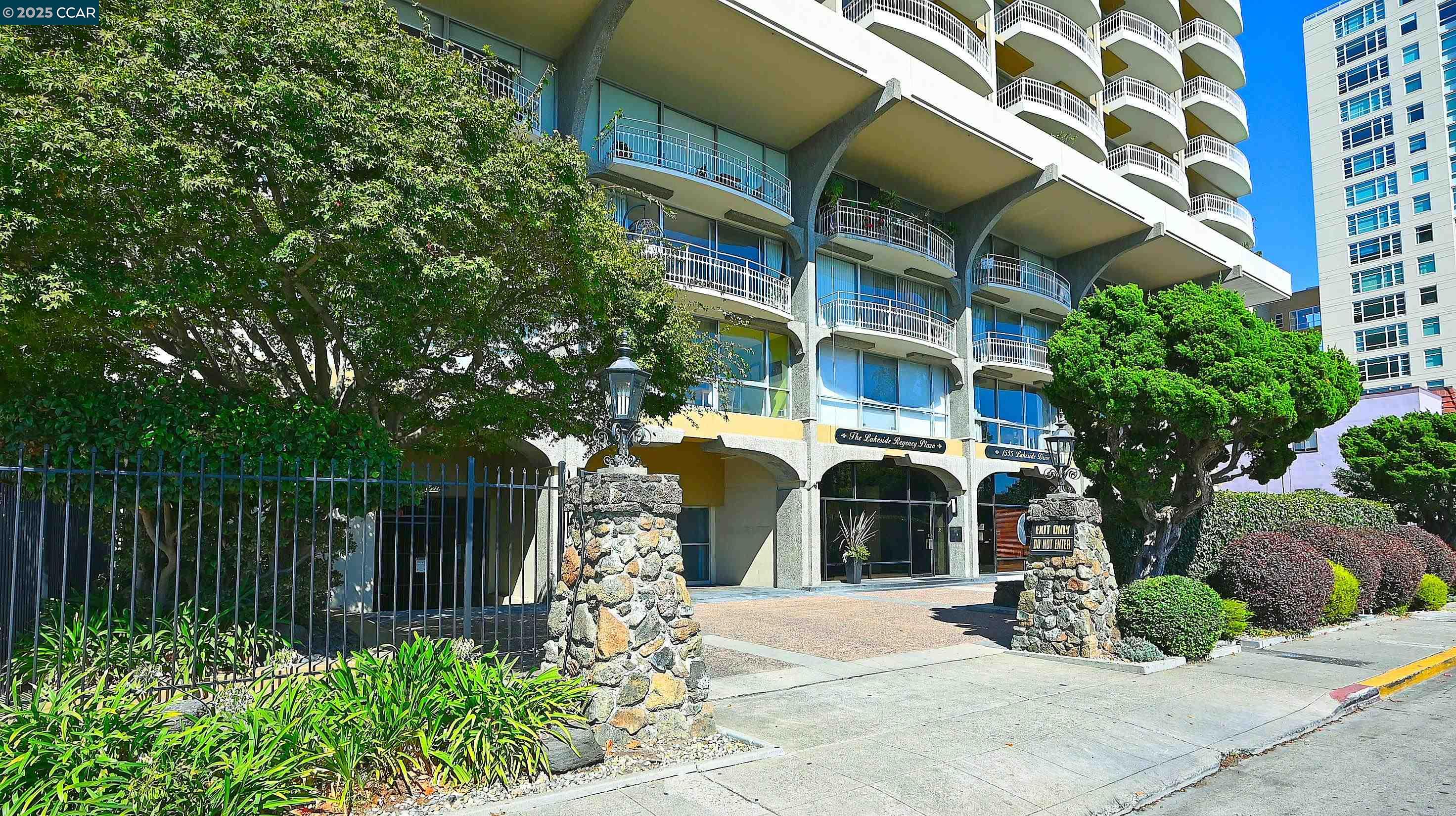 Detail Gallery Image 4 of 38 For 1555 Lakeside Drive #184,  Oakland,  CA 94612 - 2 Beds | 2 Baths