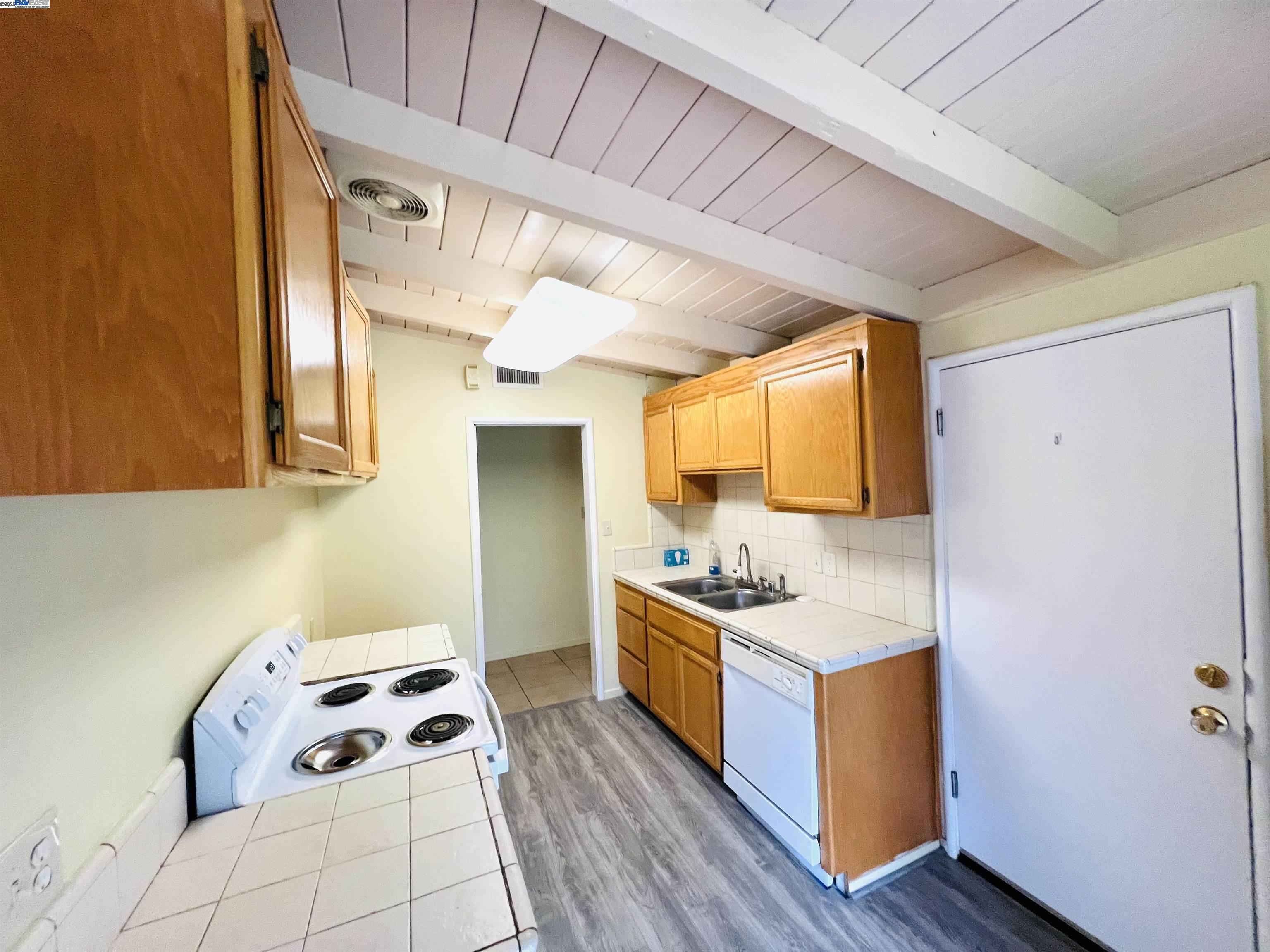 Detail Gallery Image 6 of 14 For 739 M St, Davis,  CA 95616 - 3 Beds | 1 Baths