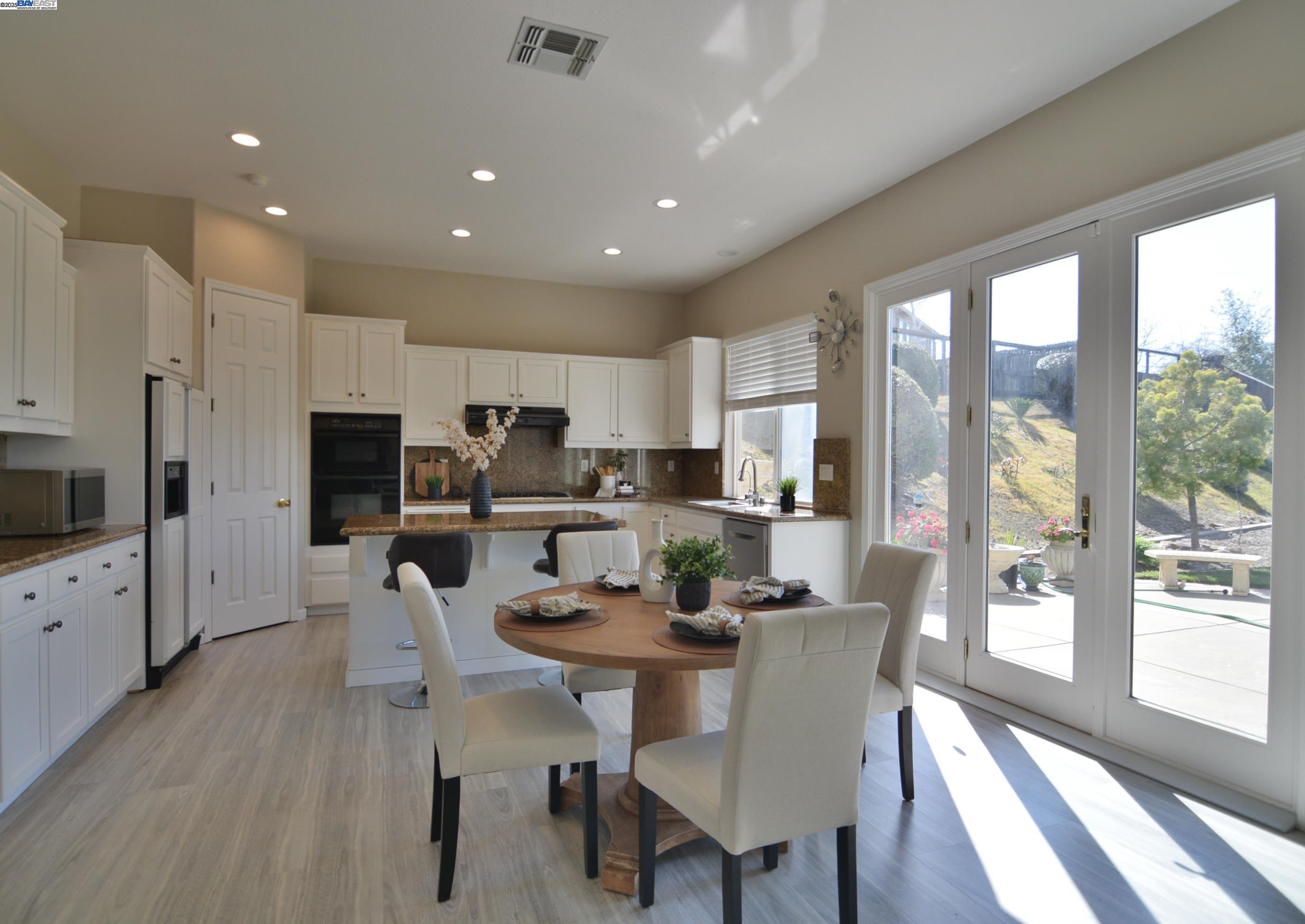 Detail Gallery Image 12 of 38 For 25657 Crestfield Dr, Castro Valley,  CA 94552 - 5 Beds | 3 Baths