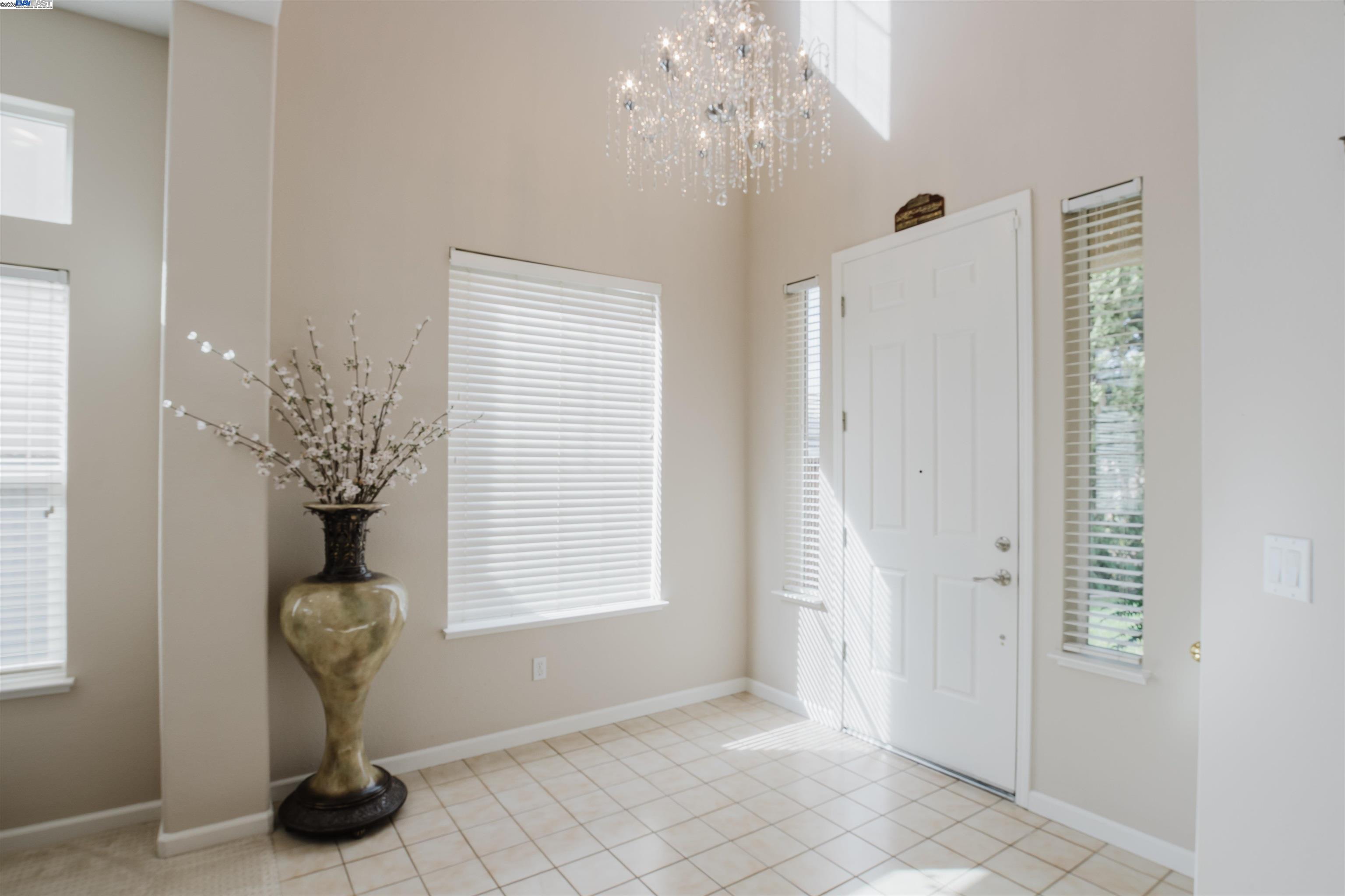 Detail Gallery Image 5 of 38 For 25657 Crestfield Dr, Castro Valley,  CA 94552 - 5 Beds | 3 Baths