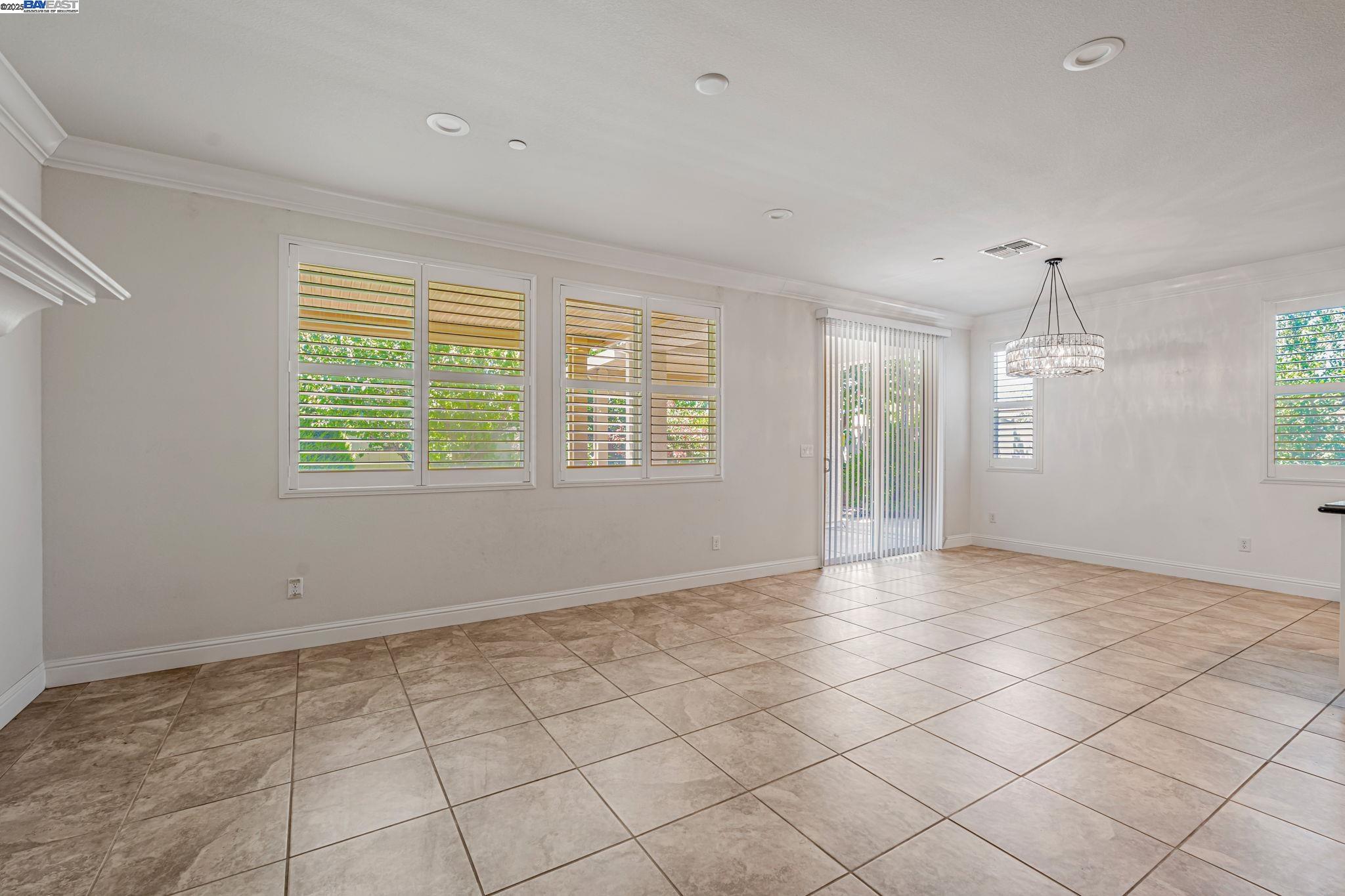 Detail Gallery Image 2 of 27 For 2491 Redbud Way, Manteca,  CA 95336 - 3 Beds | 2 Baths