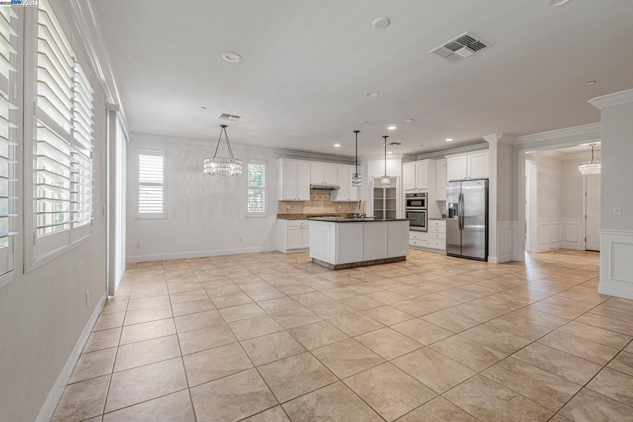 Detail Gallery Image 3 of 27 For 2491 Redbud Way, Manteca,  CA 95336 - 3 Beds | 2 Baths