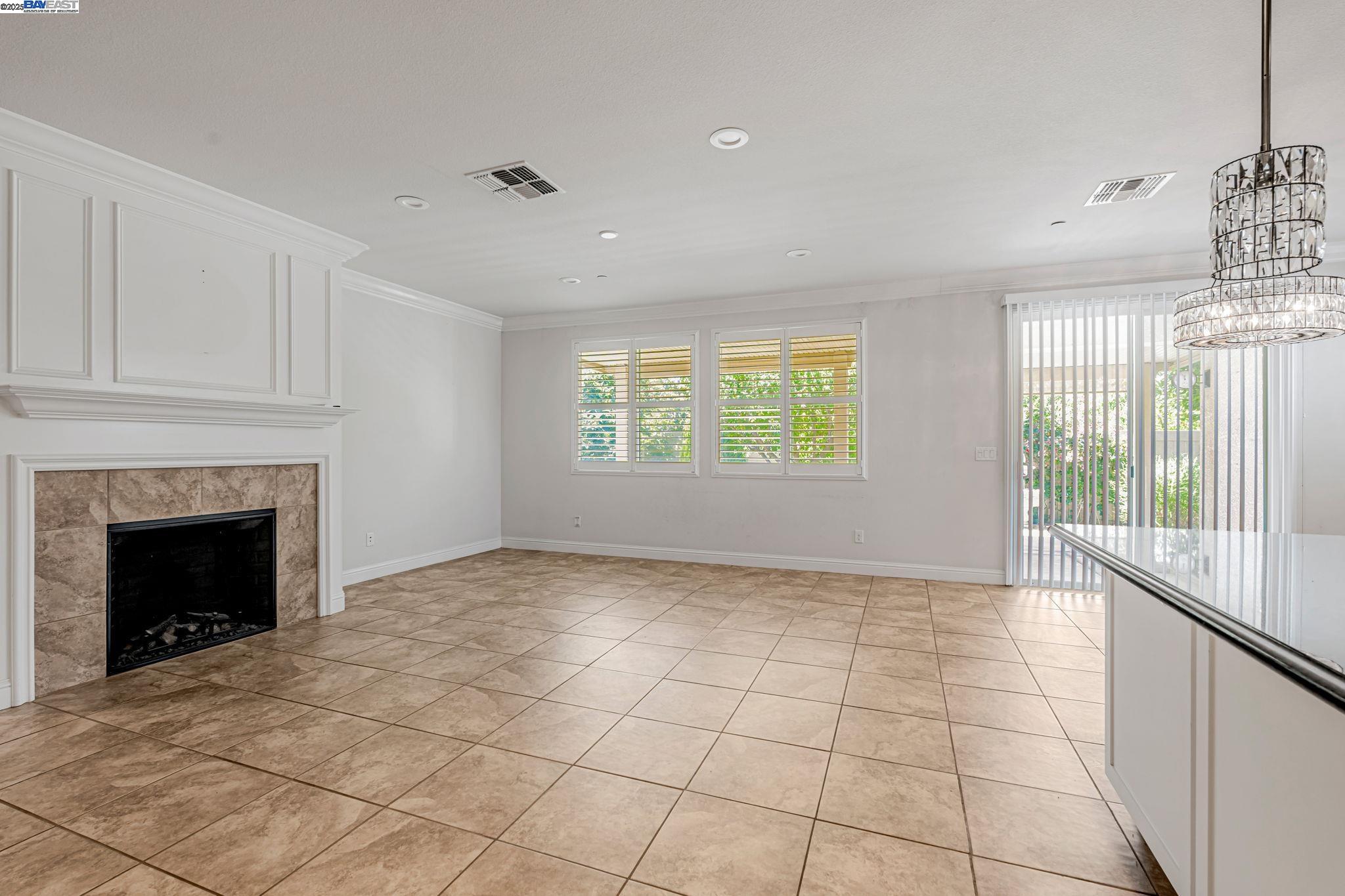 Detail Gallery Image 5 of 27 For 2491 Redbud Way, Manteca,  CA 95336 - 3 Beds | 2 Baths