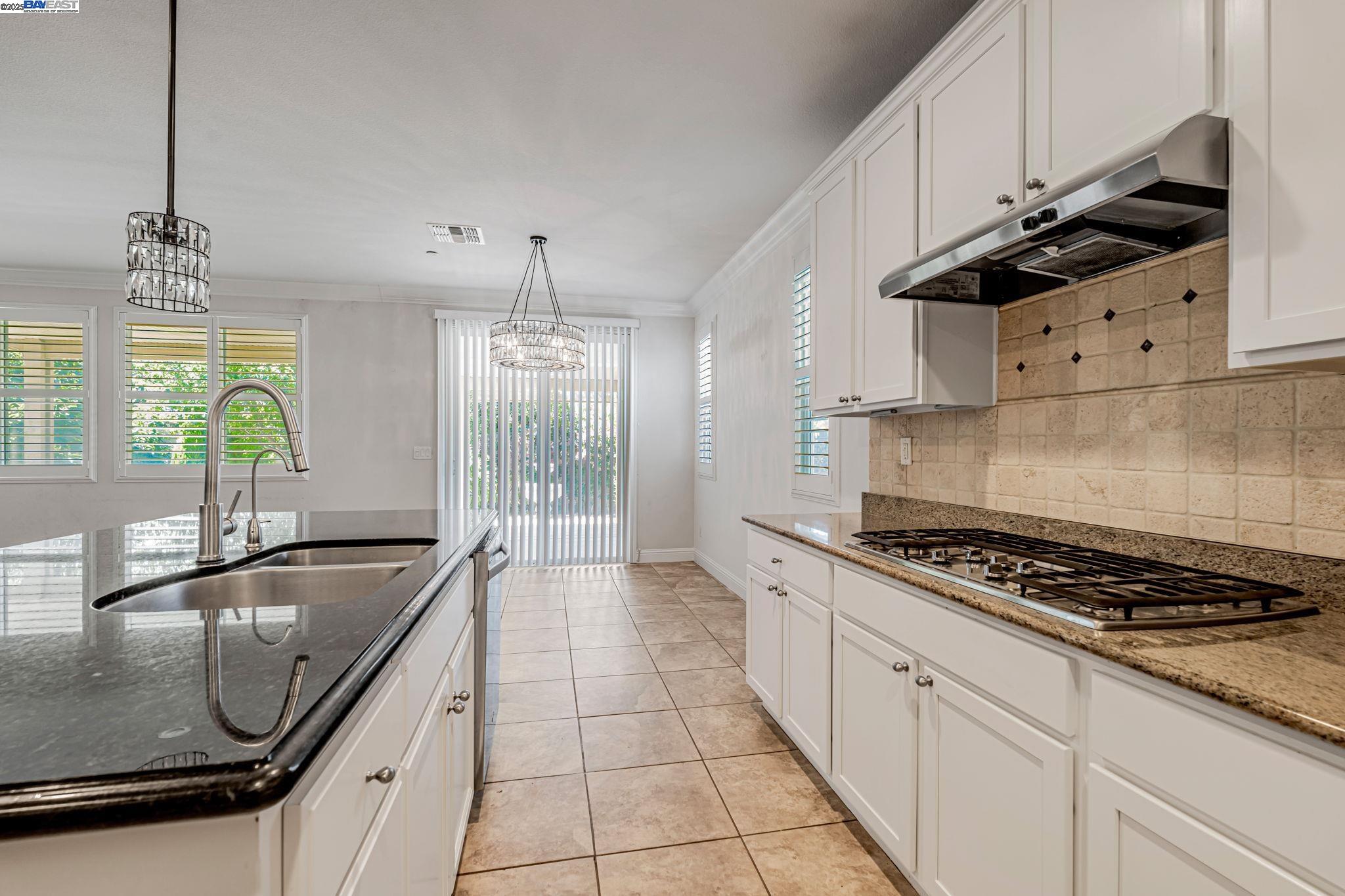 Detail Gallery Image 6 of 27 For 2491 Redbud Way, Manteca,  CA 95336 - 3 Beds | 2 Baths