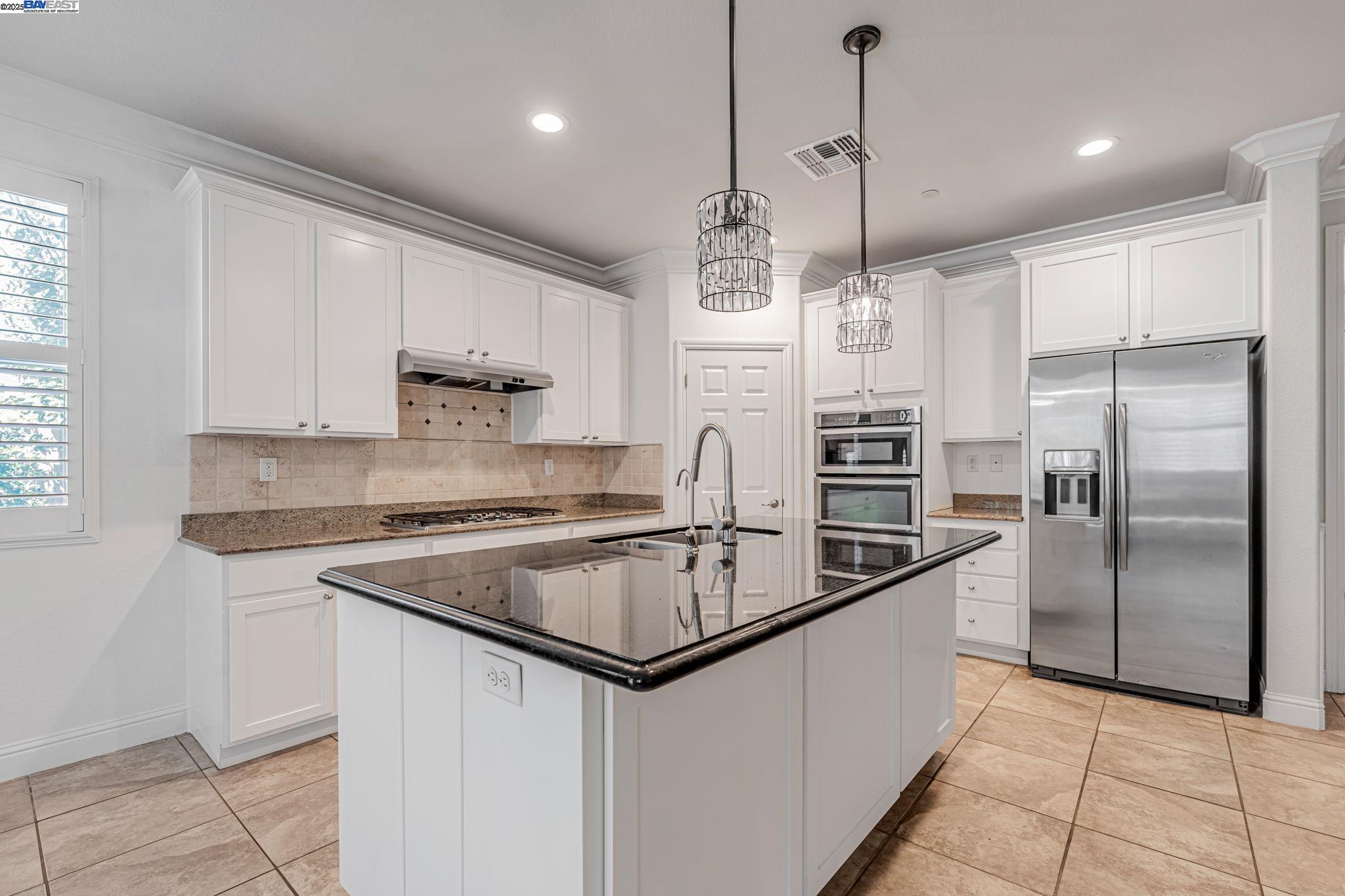 Detail Gallery Image 7 of 27 For 2491 Redbud Way, Manteca,  CA 95336 - 3 Beds | 2 Baths