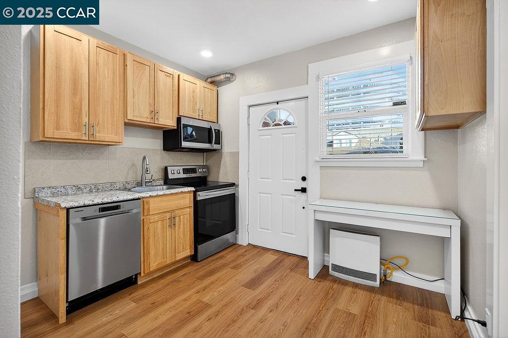 Detail Gallery Image 15 of 18 For 3229 Elm 1a,  Oakland,  CA 94609 - 2 Beds | 1 Baths