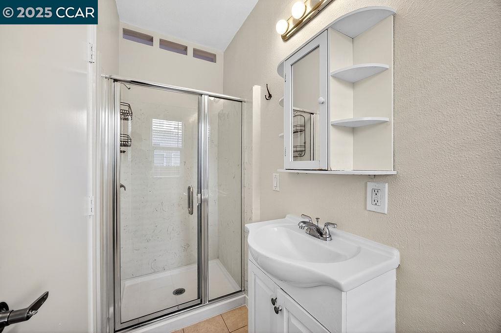 Detail Gallery Image 8 of 18 For 3229 Elm 1a,  Oakland,  CA 94609 - 2 Beds | 1 Baths