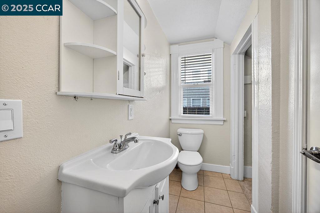 Detail Gallery Image 10 of 18 For 3229 Elm 1a,  Oakland,  CA 94609 - 2 Beds | 1 Baths