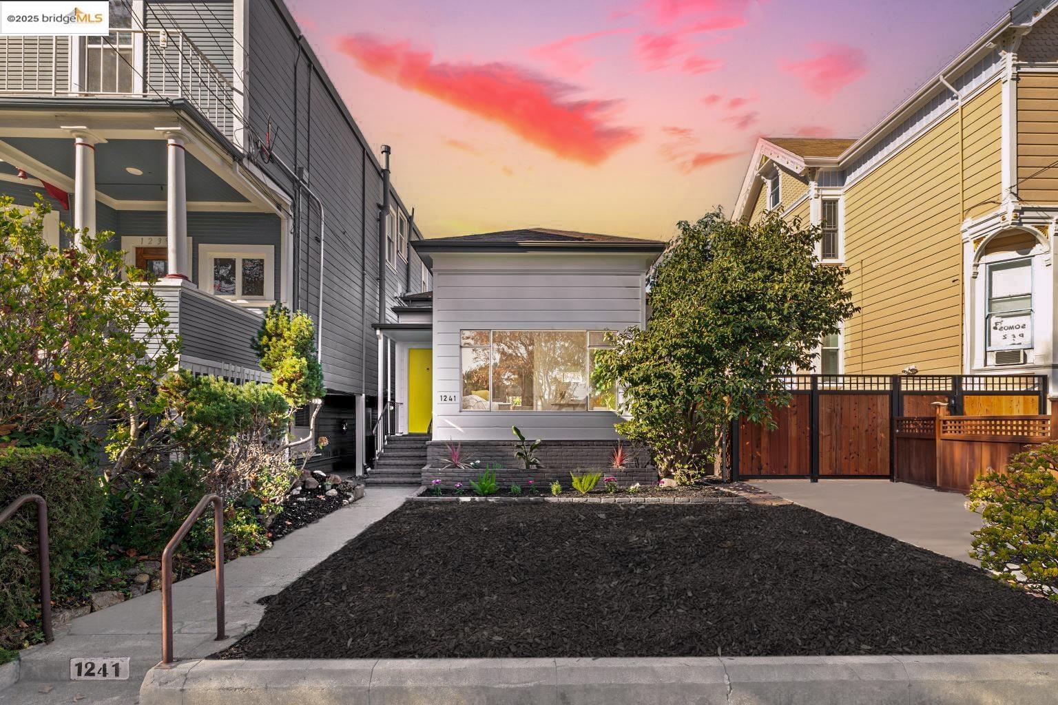 Detail Gallery Image 2 of 41 For 1241 Park Ave, Alameda,  CA 94501 - 2 Beds | 1 Baths