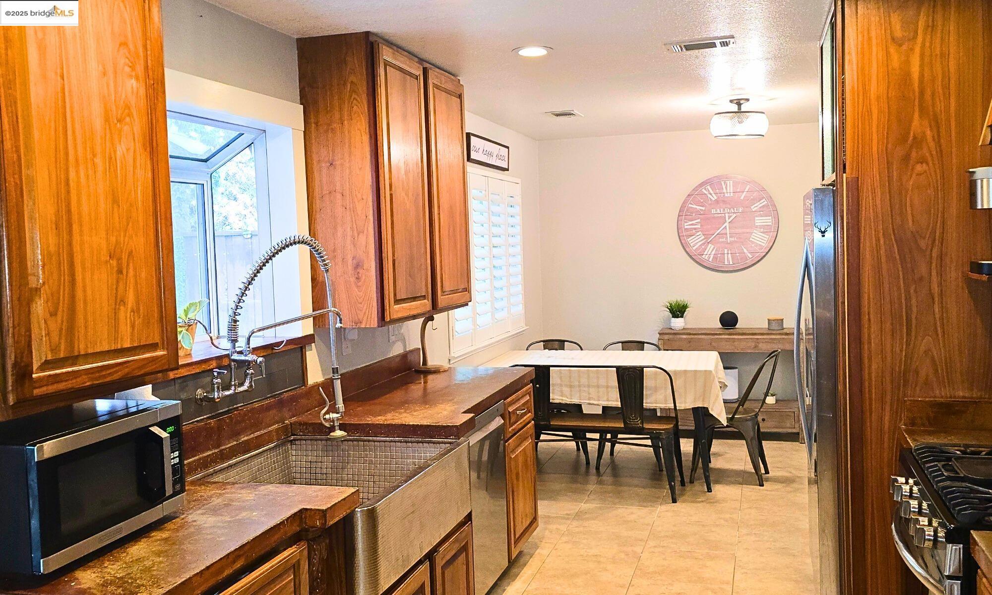 Detail Gallery Image 3 of 5 For 5338 Sunrise Meadows Ln, Oakley,  CA 94561 - 3 Beds | 2/1 Baths