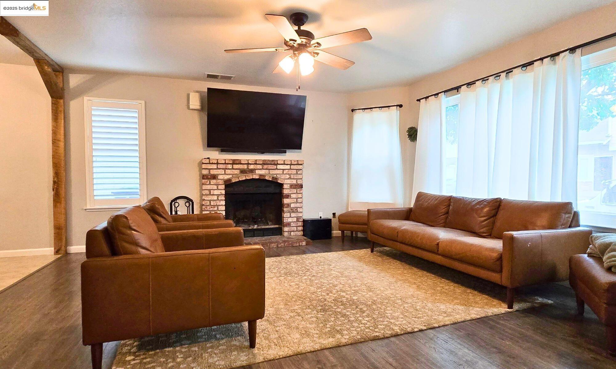 Detail Gallery Image 4 of 5 For 5338 Sunrise Meadows Ln, Oakley,  CA 94561 - 3 Beds | 2/1 Baths