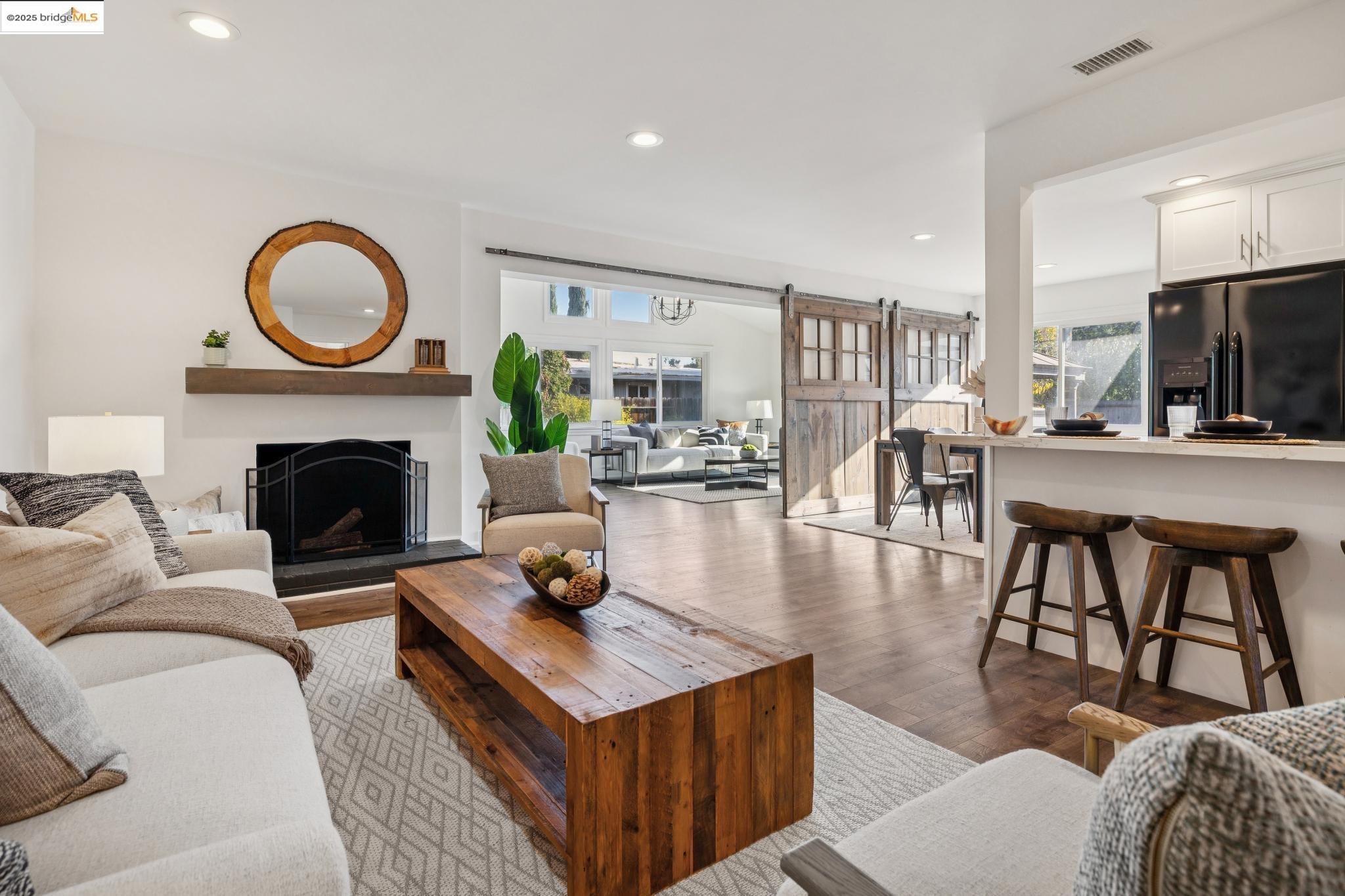 Detail Gallery Image 4 of 43 For 1918 Marguerite Ave, Pleasant Hill,  CA 94523 - 3 Beds | 3 Baths