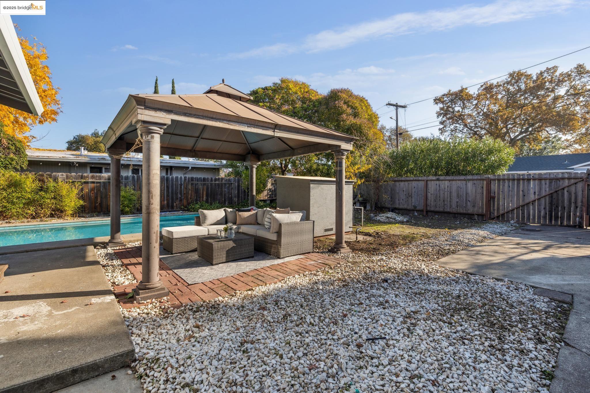 Detail Gallery Image 31 of 43 For 1918 Marguerite Ave, Pleasant Hill,  CA 94523 - 3 Beds | 3 Baths