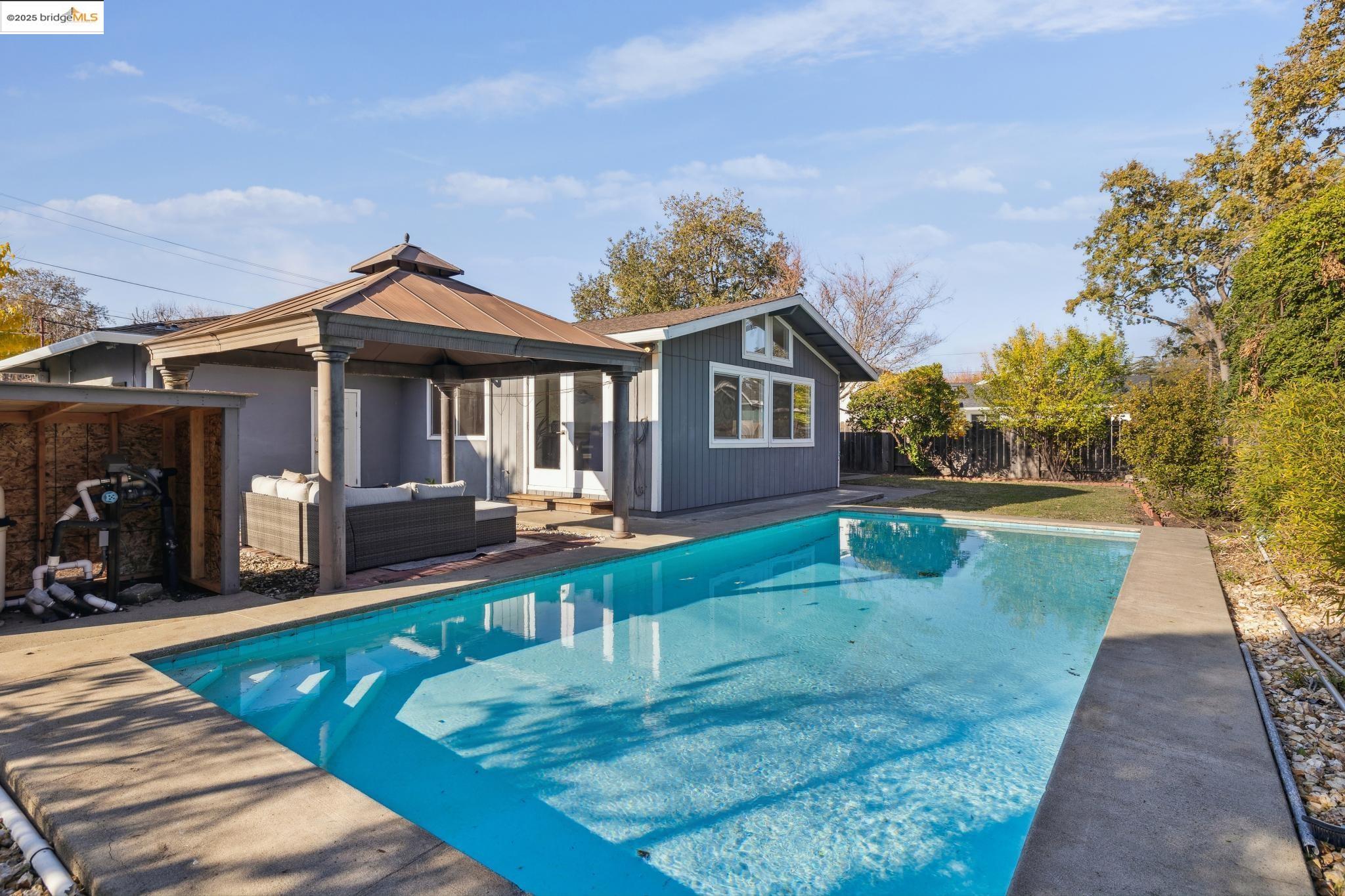 Detail Gallery Image 32 of 43 For 1918 Marguerite Ave, Pleasant Hill,  CA 94523 - 3 Beds | 3 Baths