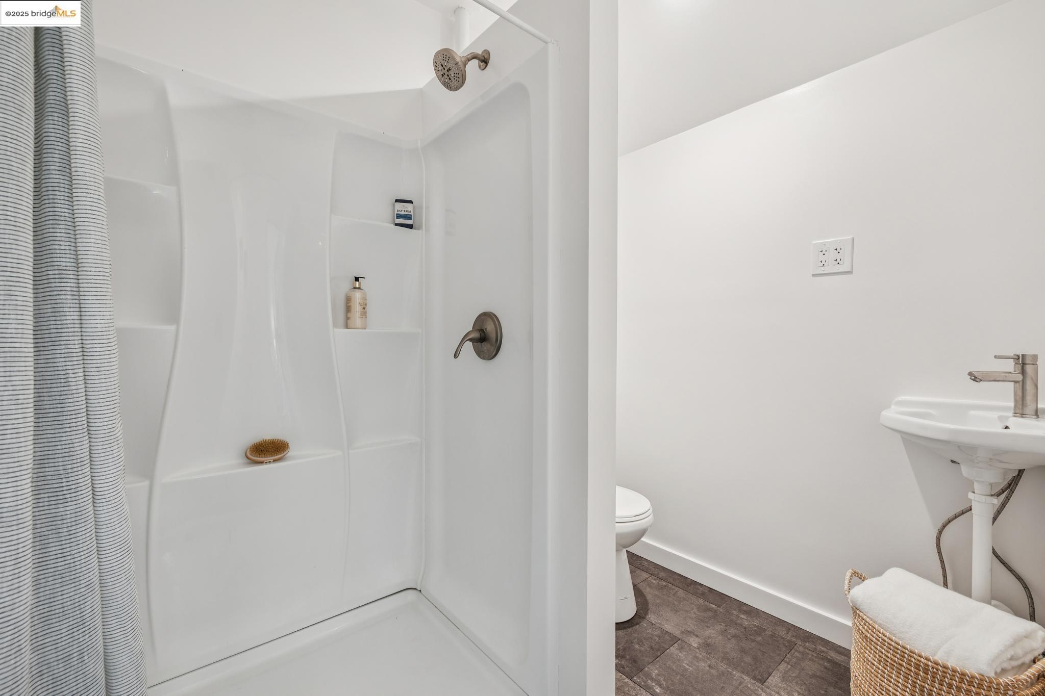 Detail Gallery Image 39 of 43 For 1918 Marguerite Ave, Pleasant Hill,  CA 94523 - 3 Beds | 3 Baths