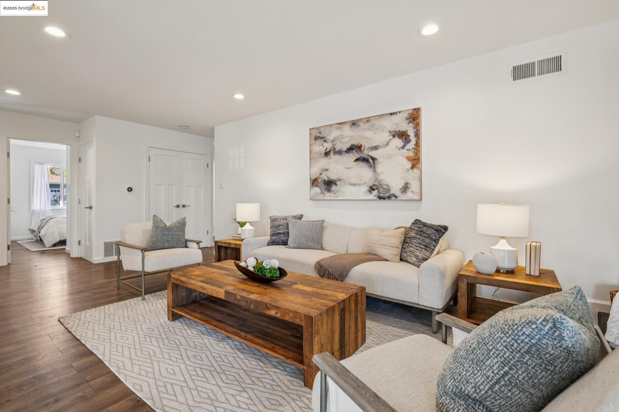 Detail Gallery Image 5 of 43 For 1918 Marguerite Ave, Pleasant Hill,  CA 94523 - 3 Beds | 3 Baths