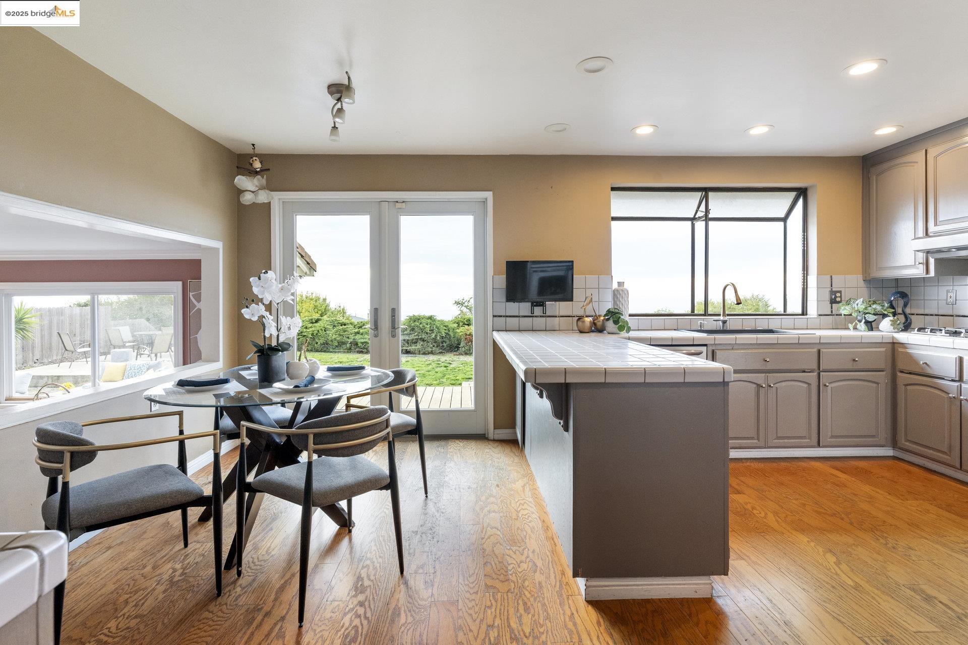 Detail Gallery Image 11 of 33 For 8071 Phaeton, Oakland,  CA 94605 - 3 Beds | 3 Baths