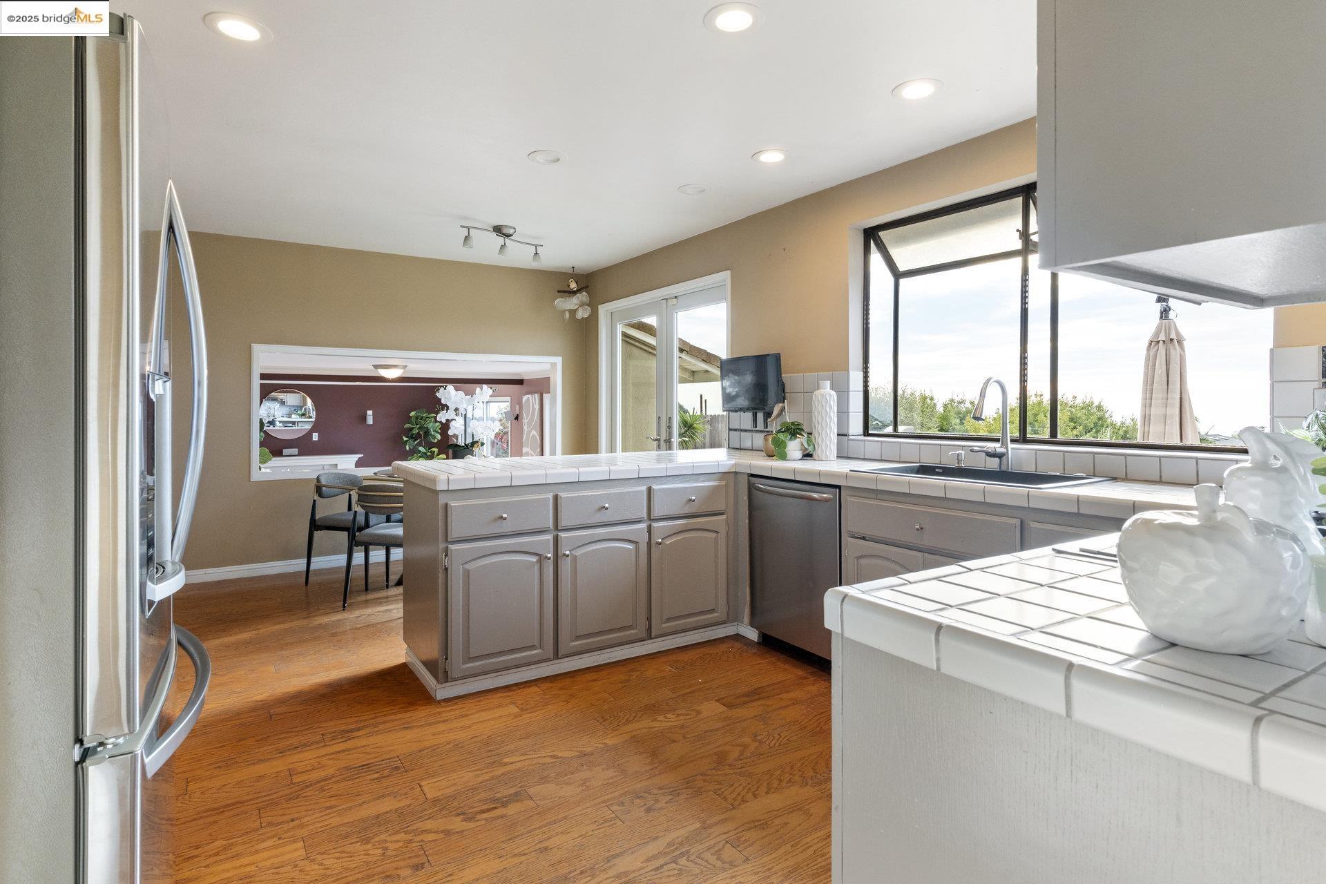 Detail Gallery Image 9 of 33 For 8071 Phaeton, Oakland,  CA 94605 - 3 Beds | 3 Baths