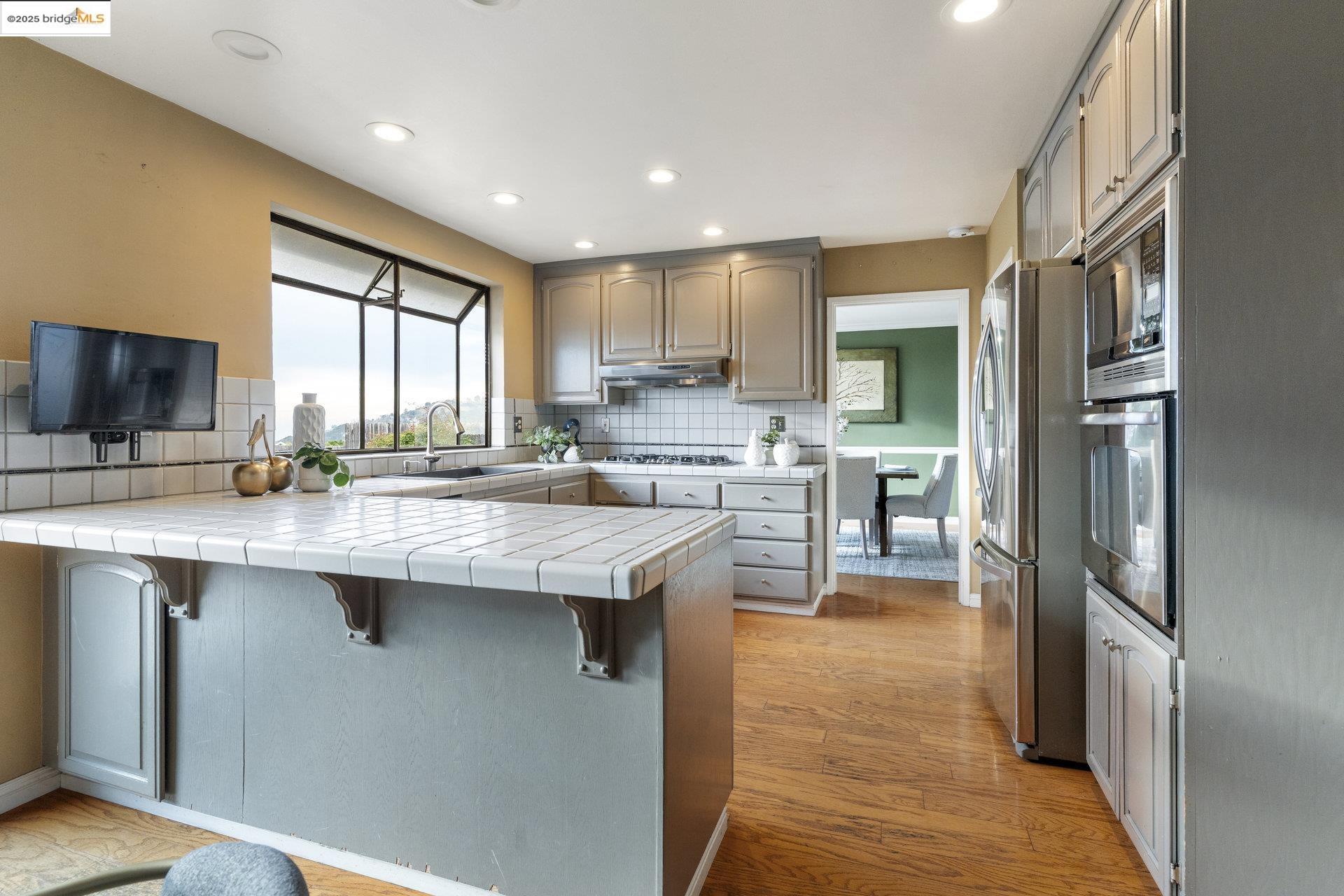 Detail Gallery Image 10 of 33 For 8071 Phaeton, Oakland,  CA 94605 - 3 Beds | 3 Baths