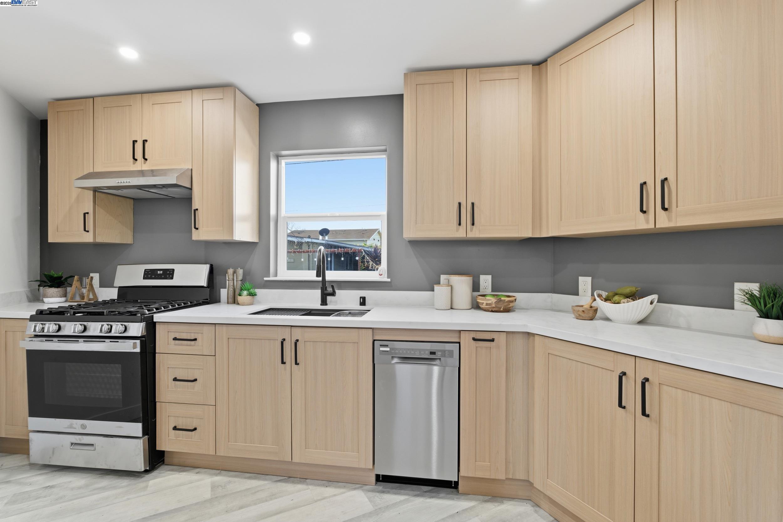 Detail Gallery Image 11 of 46 For 5729 Bancroft Ave, Oakland,  CA 94605 - 4 Beds | 4/1 Baths