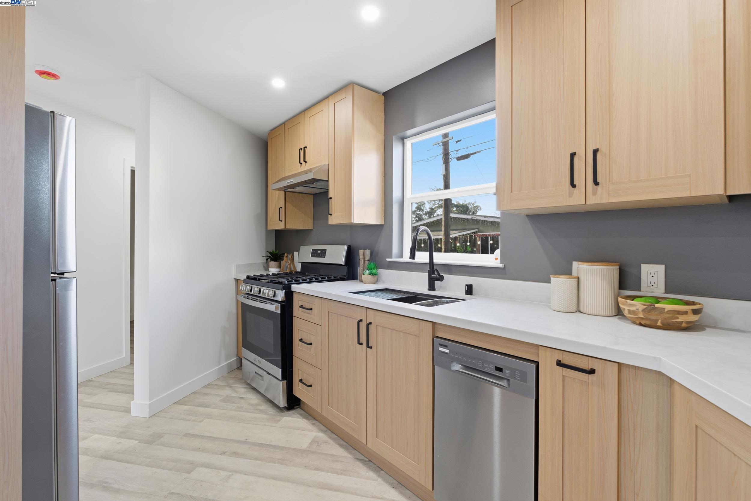 Detail Gallery Image 12 of 46 For 5729 Bancroft Ave, Oakland,  CA 94605 - 4 Beds | 4/1 Baths