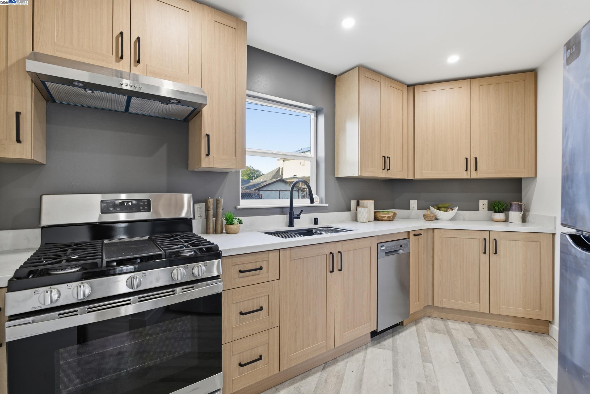 Detail Gallery Image 13 of 46 For 5729 Bancroft Ave, Oakland,  CA 94605 - 4 Beds | 4/1 Baths