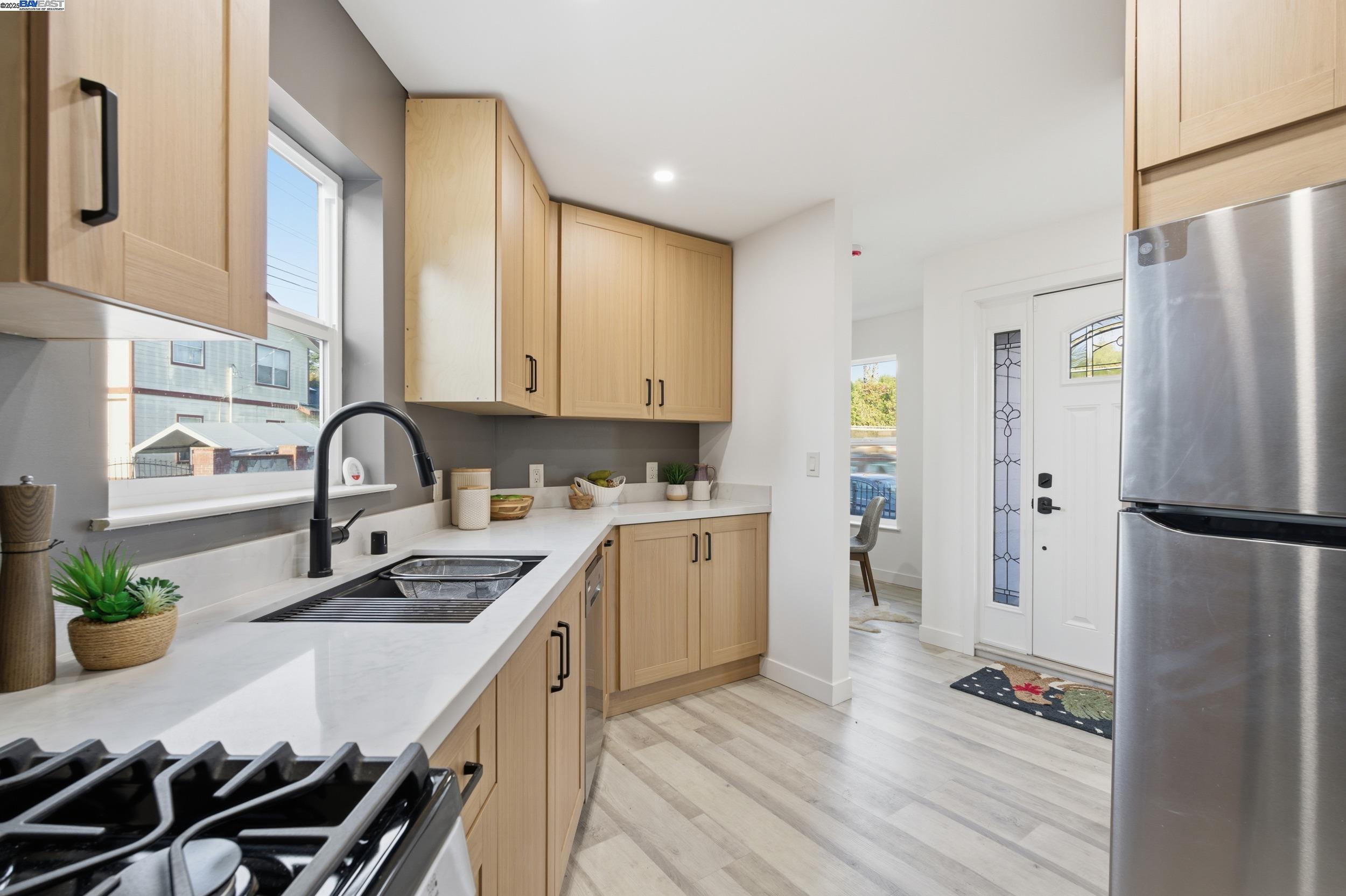 Detail Gallery Image 14 of 46 For 5729 Bancroft Ave, Oakland,  CA 94605 - 4 Beds | 4/1 Baths