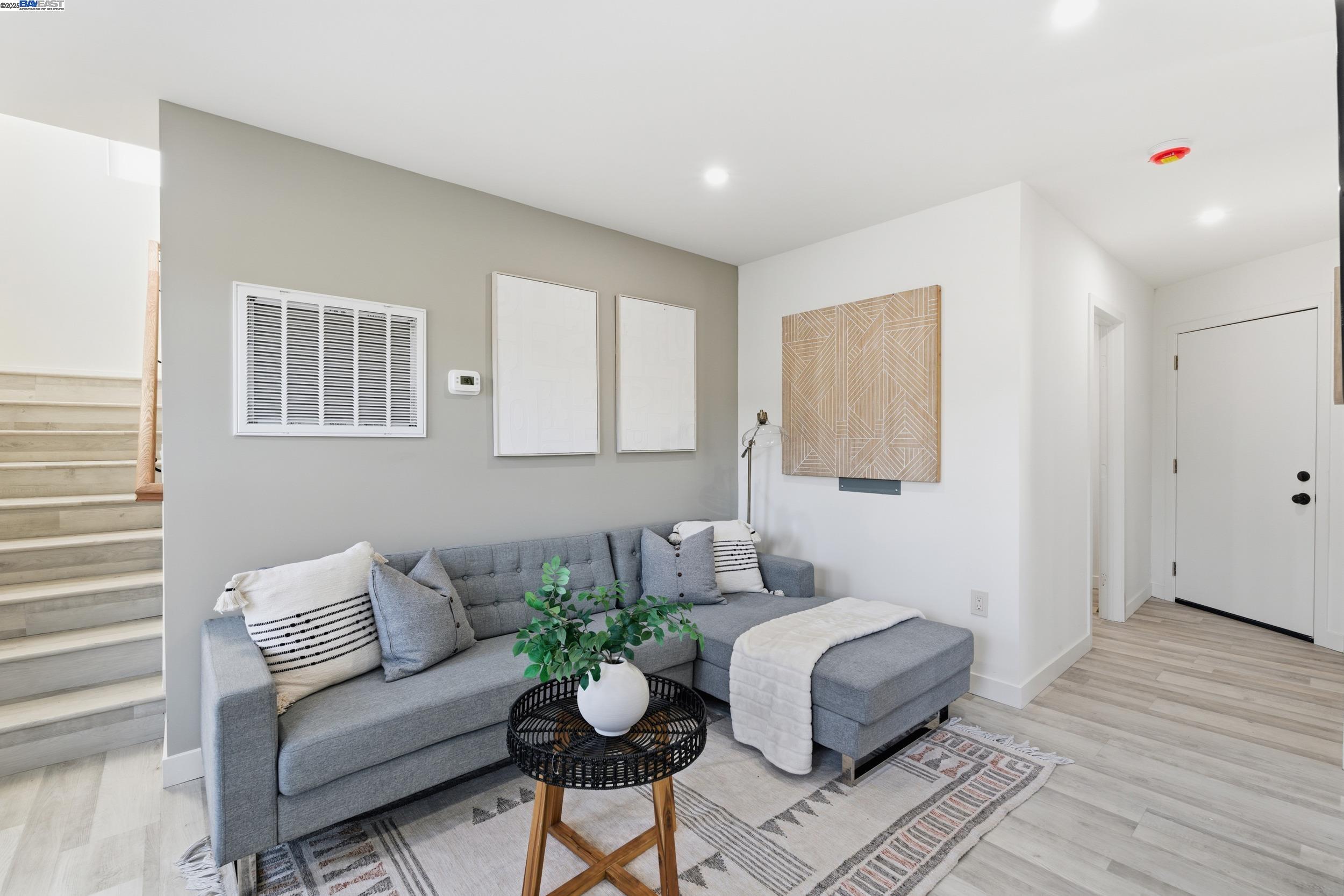 Detail Gallery Image 17 of 46 For 5729 Bancroft Ave, Oakland,  CA 94605 - 4 Beds | 4/1 Baths