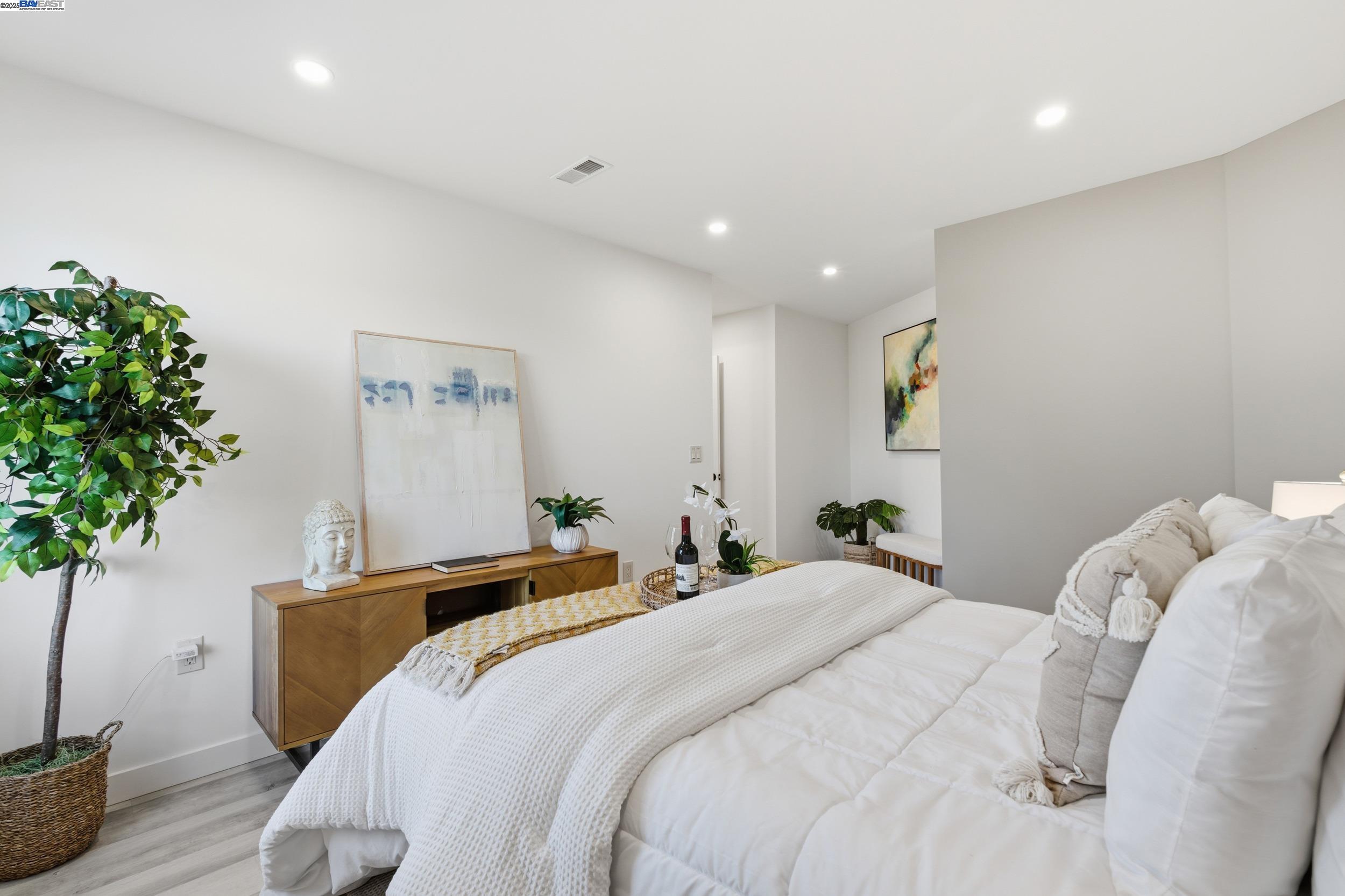 Detail Gallery Image 36 of 46 For 5729 Bancroft Ave, Oakland,  CA 94605 - 4 Beds | 4/1 Baths