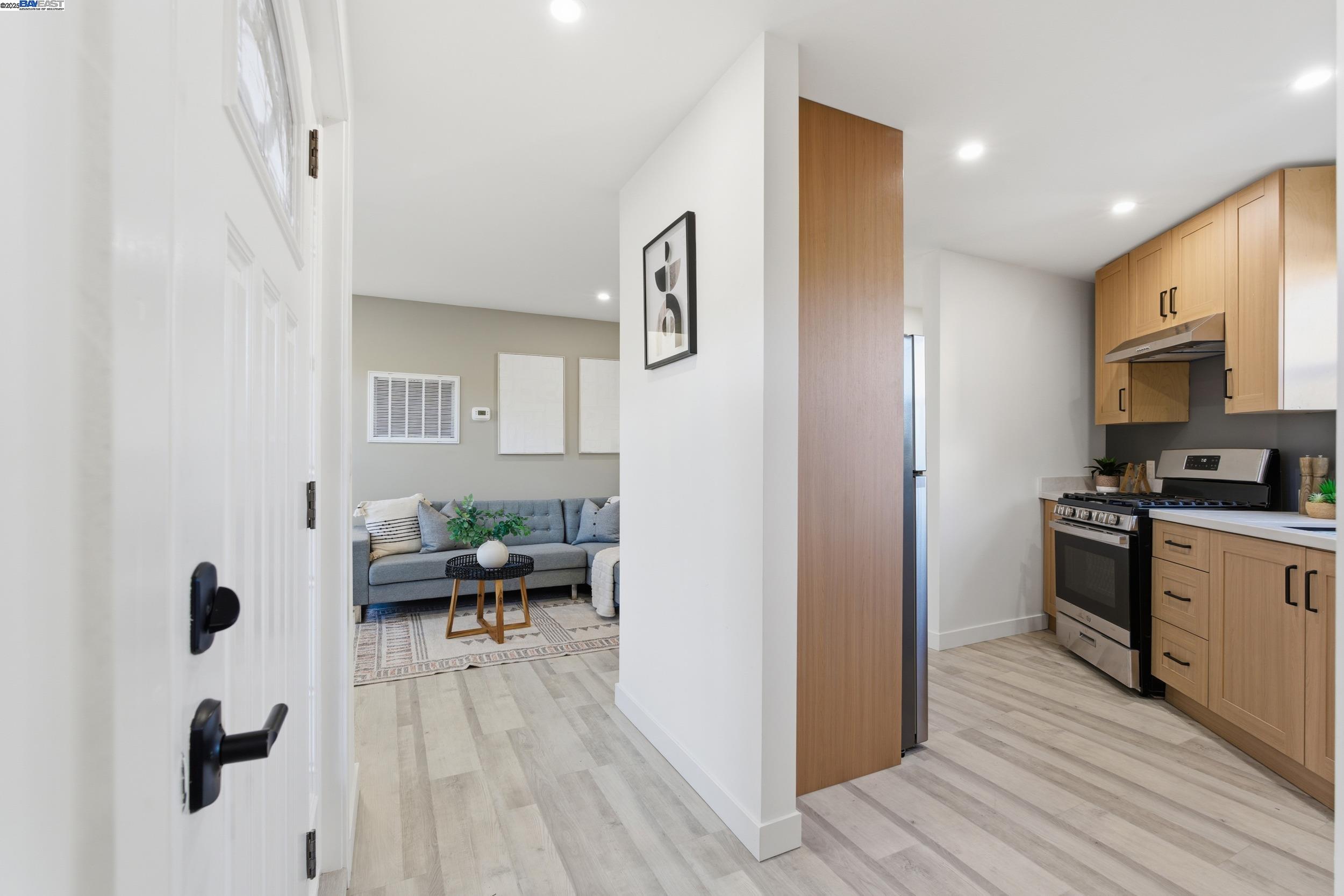 Detail Gallery Image 10 of 46 For 5729 Bancroft Ave, Oakland,  CA 94605 - 4 Beds | 4/1 Baths