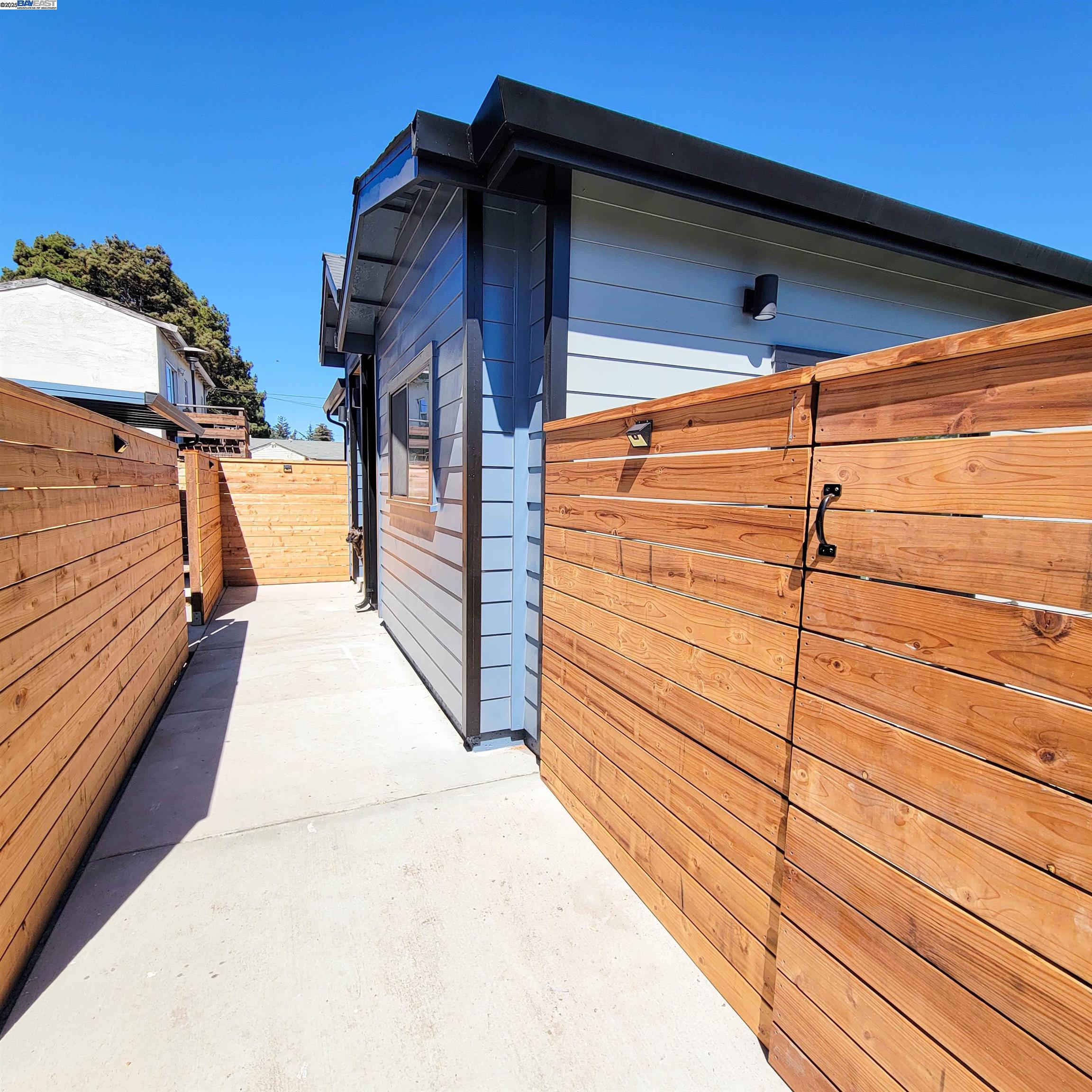 Detail Gallery Image 2 of 18 For 110 S 37th St a,  Richmond,  CA 94804 - 2 Beds | 2 Baths