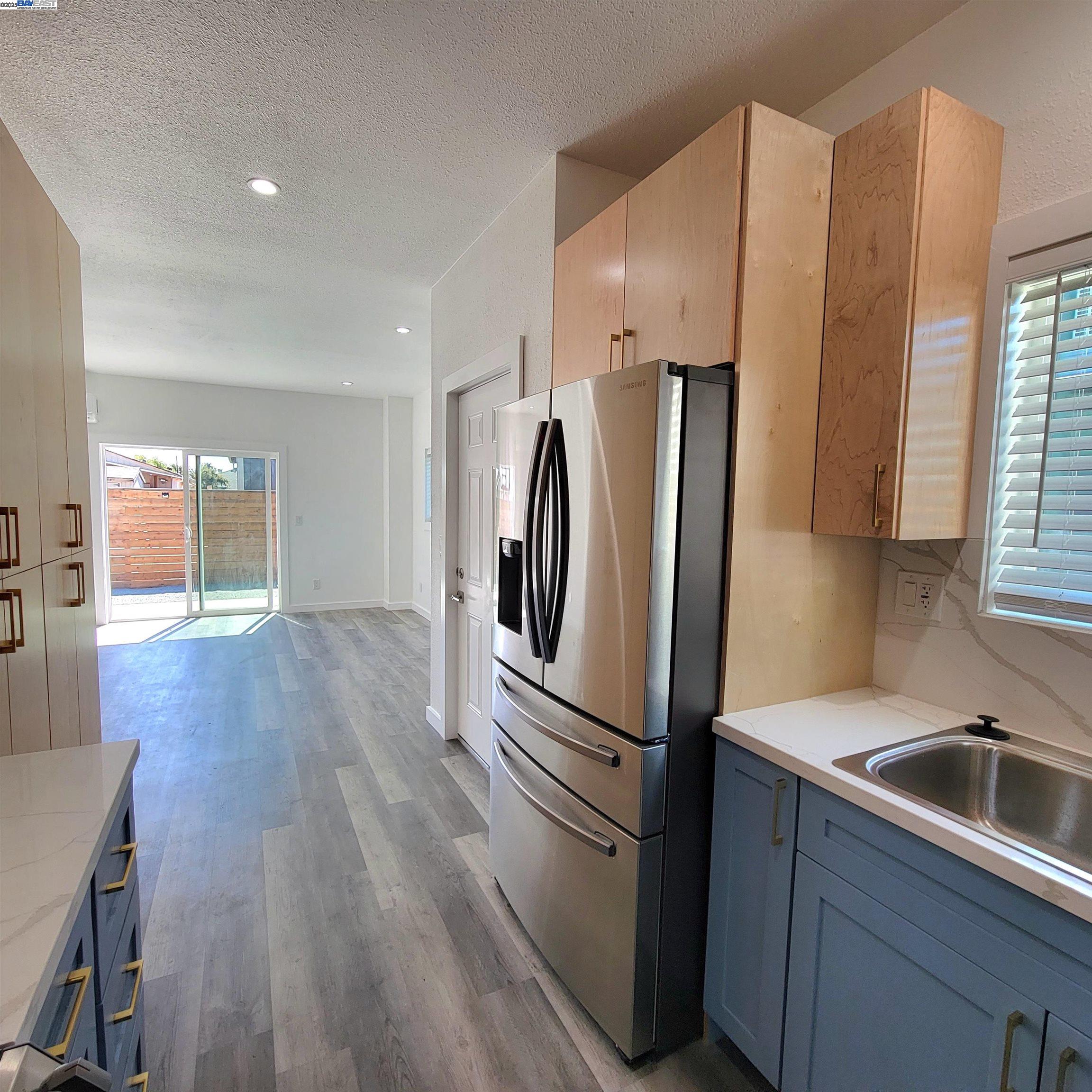 Detail Gallery Image 4 of 18 For 110 S 37th St a,  Richmond,  CA 94804 - 2 Beds | 2 Baths