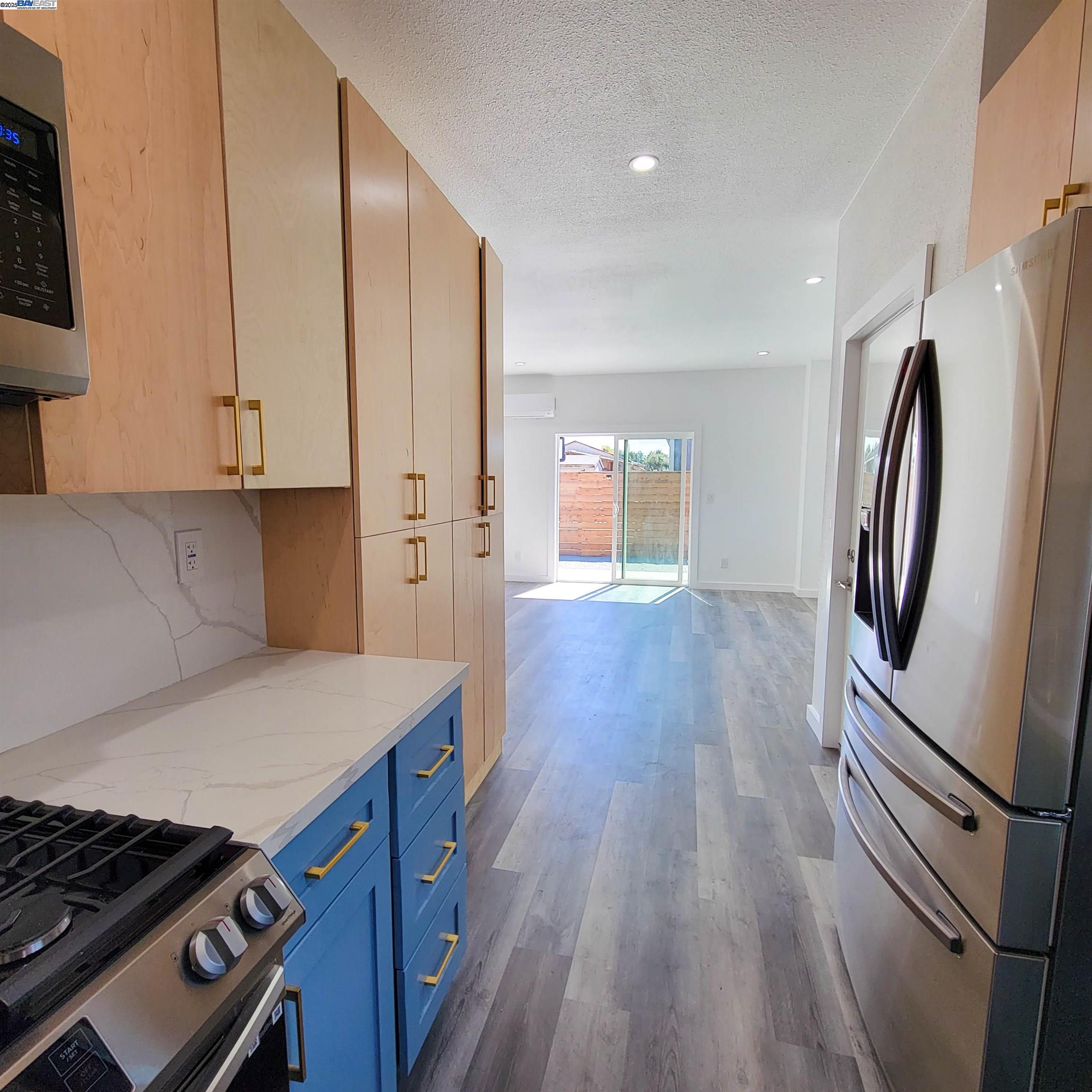 Detail Gallery Image 5 of 18 For 110 S 37th St a,  Richmond,  CA 94804 - 2 Beds | 2 Baths