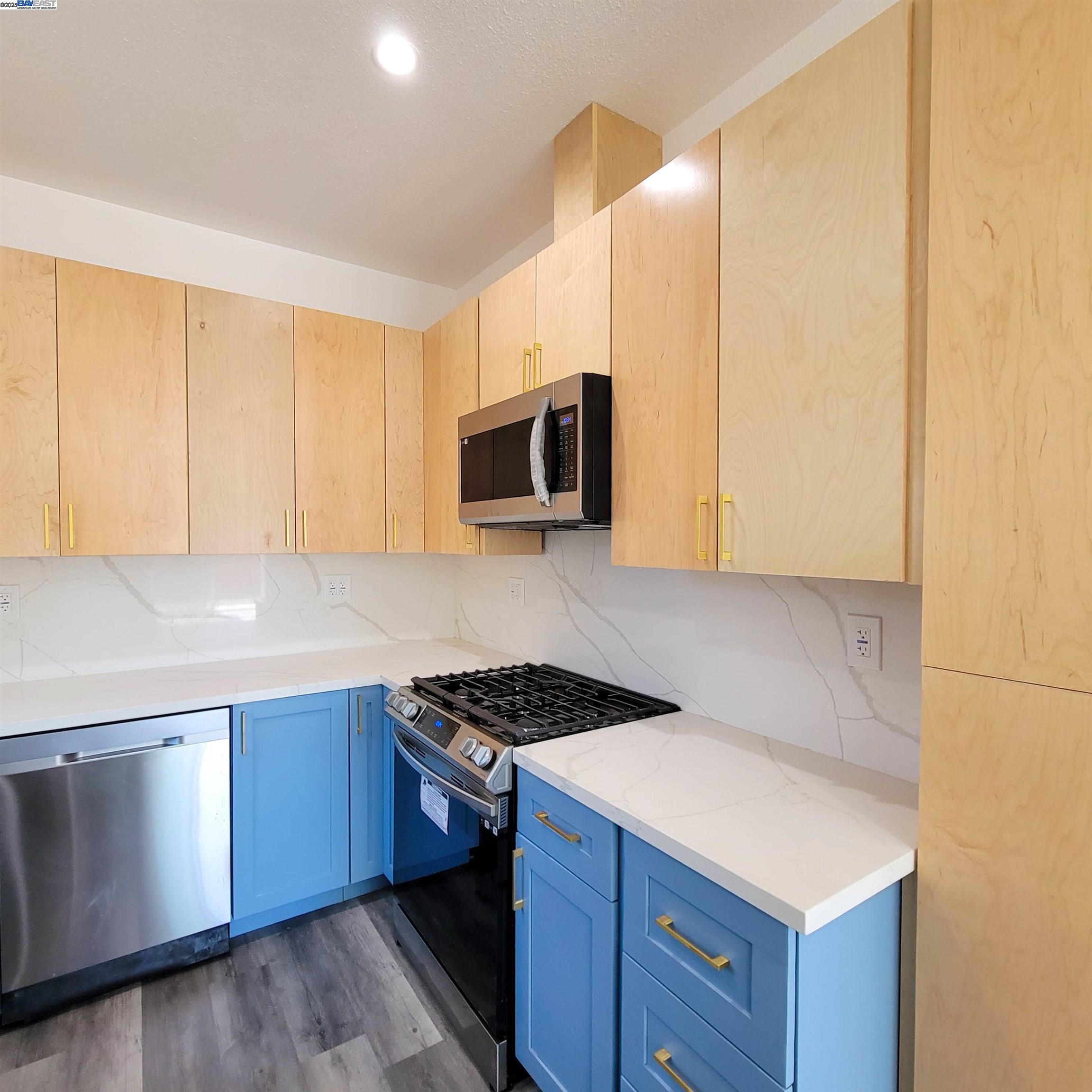 Detail Gallery Image 7 of 18 For 110 S 37th St a,  Richmond,  CA 94804 - 2 Beds | 2 Baths