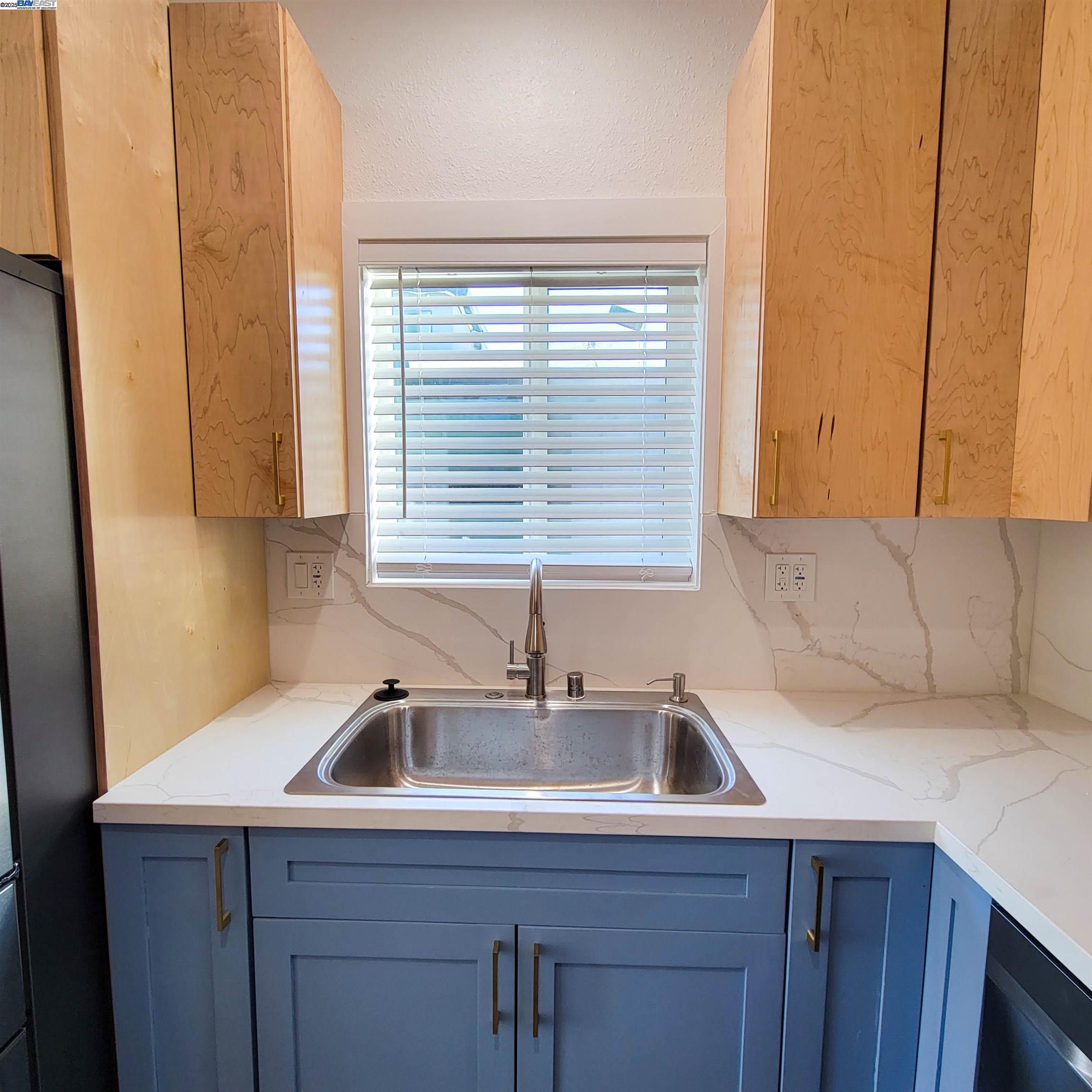 Detail Gallery Image 8 of 18 For 110 S 37th St a,  Richmond,  CA 94804 - 2 Beds | 2 Baths