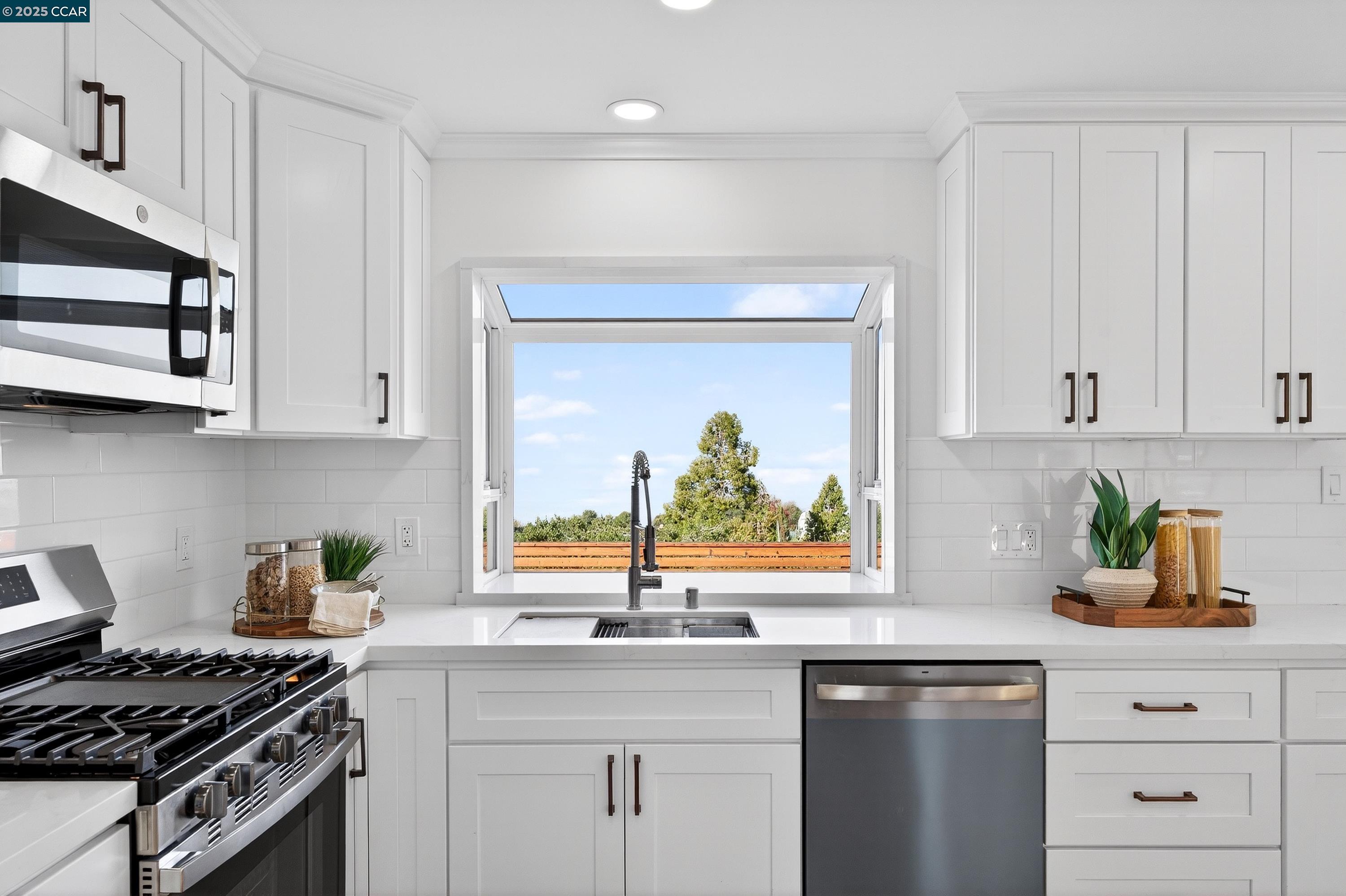 Detail Gallery Image 4 of 7 For 1264 Belfair Dr, Pinole,  CA 94564 - 3 Beds | 2 Baths