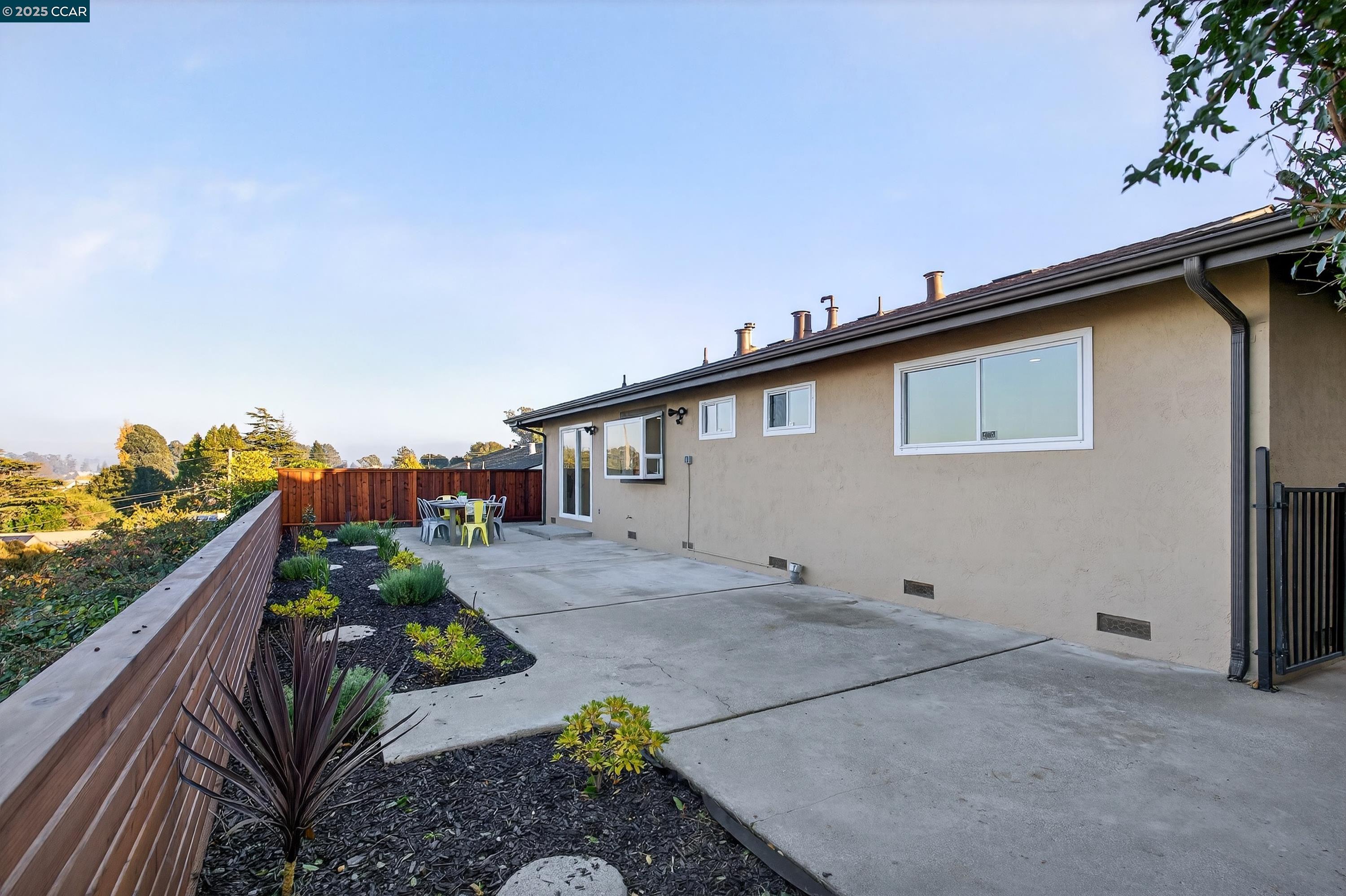 Detail Gallery Image 7 of 7 For 1264 Belfair Dr, Pinole,  CA 94564 - 3 Beds | 2 Baths