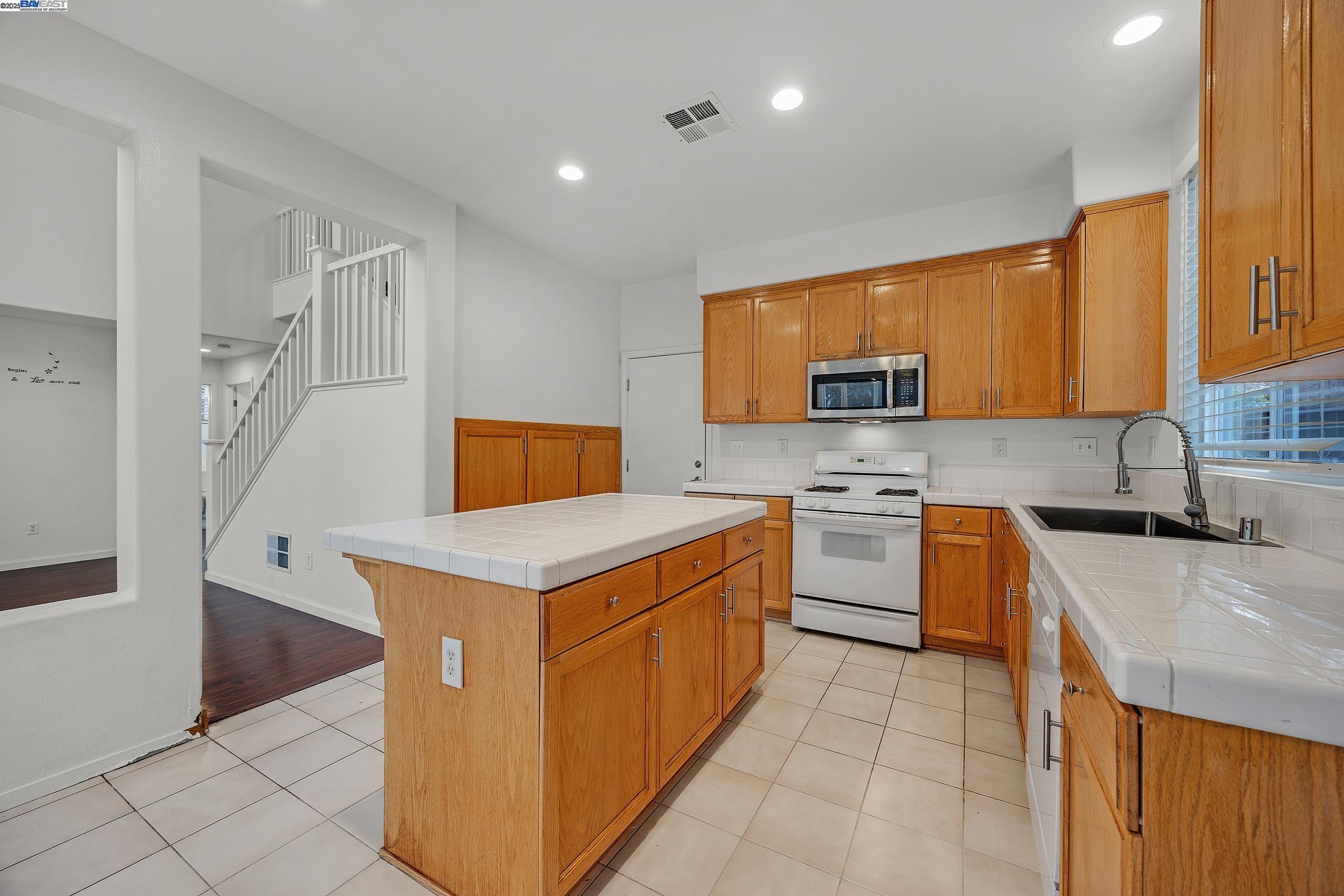 Detail Gallery Image 12 of 33 For 448 Burlington Dr, Tracy,  CA 95376 - 5 Beds | 3 Baths