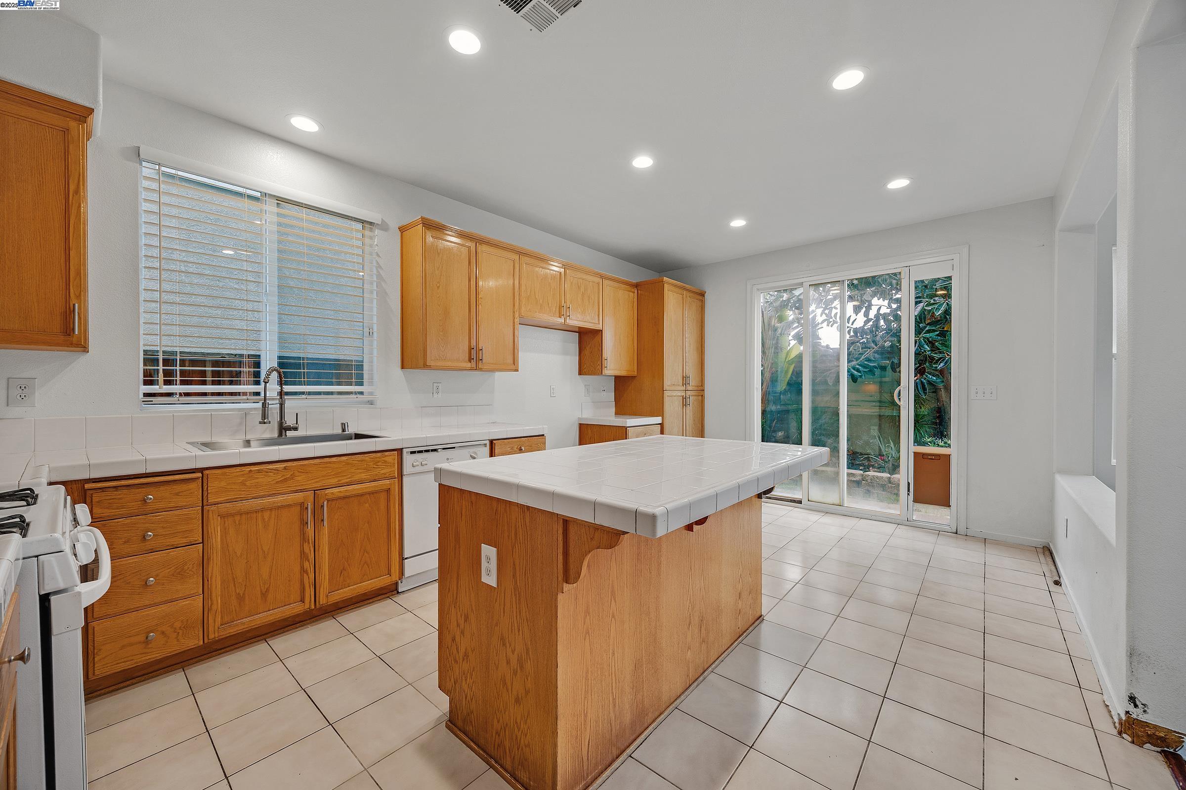 Detail Gallery Image 13 of 33 For 448 Burlington Dr, Tracy,  CA 95376 - 5 Beds | 3 Baths